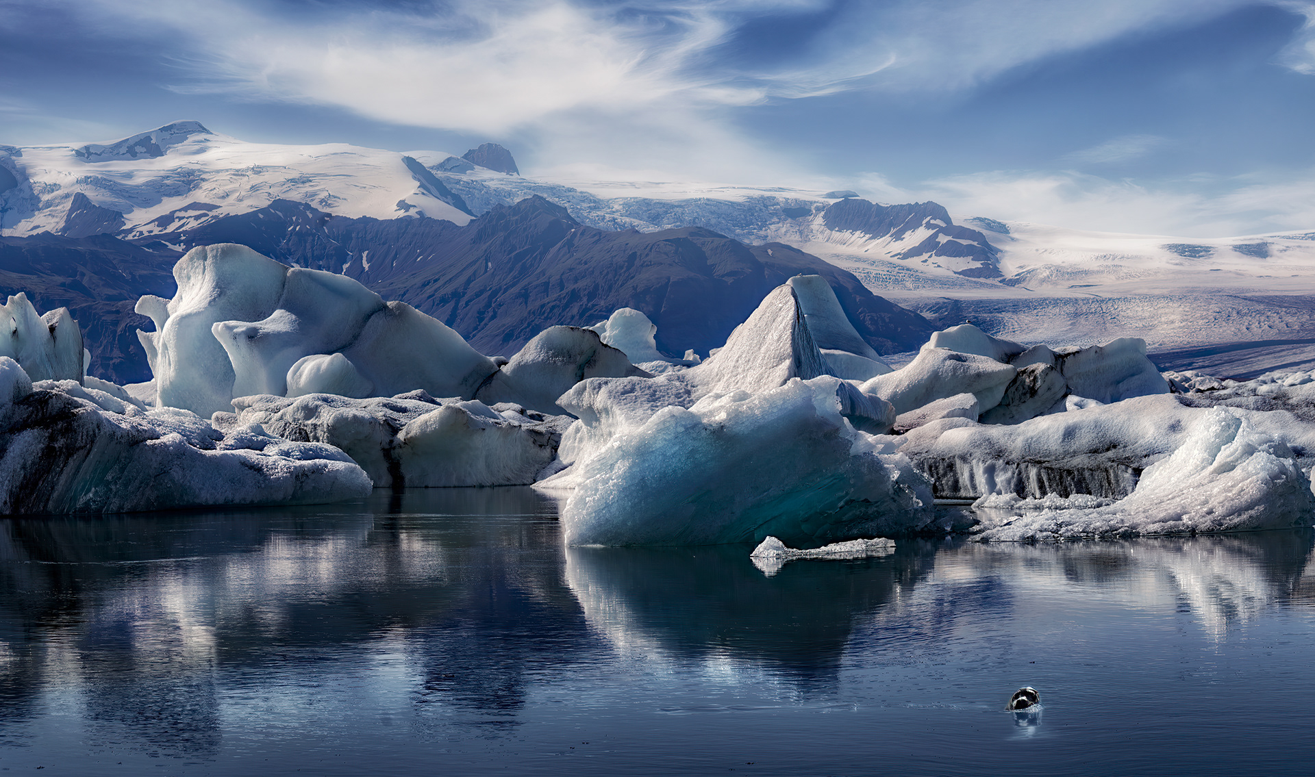 El lago glaciar de Jokulsarlon retiene los icebergs formados por desprendimiento del frente del glaciar Breiðamerkurjökull.
