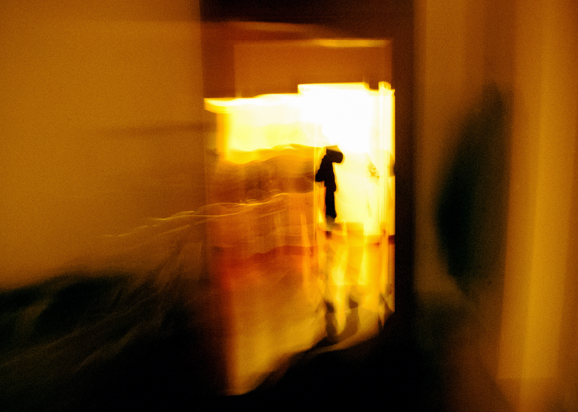 ... vivere è una tela di cose, Con cui riempire i lunghi intervalli, Tra un momento e l'altro di felicità. E la voglia di vivere, Forse ti porterà, Se il suo sole corto basterà... tratto da "Viaggio" dall'album: Canzoni di rabbia