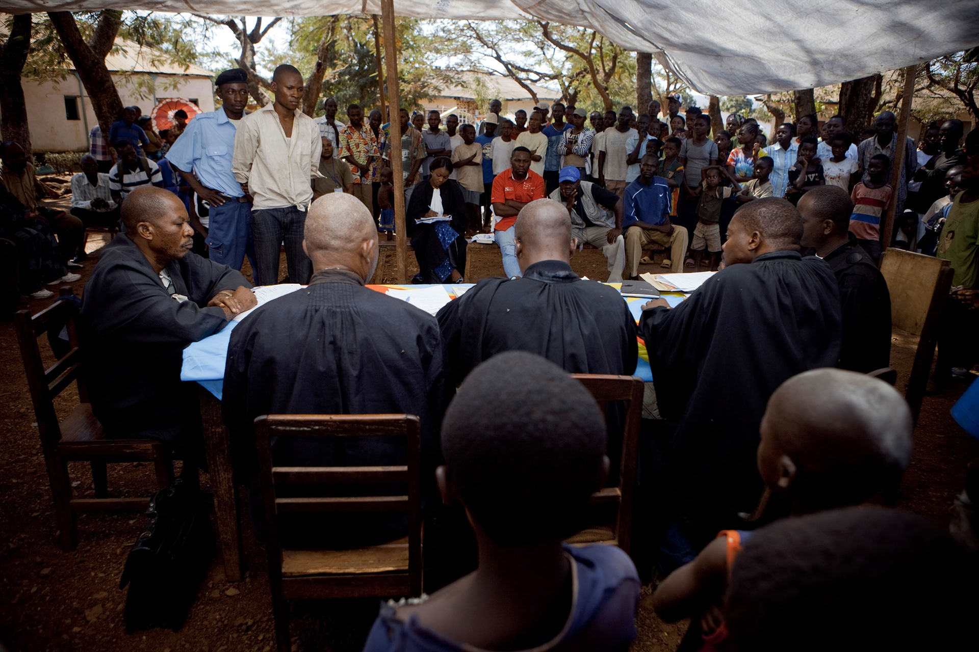 An itinerant court Irango, South Kivu province, on May 22nd, 2010. In the remote jurisdictions, where the traditional justice very often took the place of the legal justice, the United Nations and the American Bar Association help to move the tribunals to the crime scene.