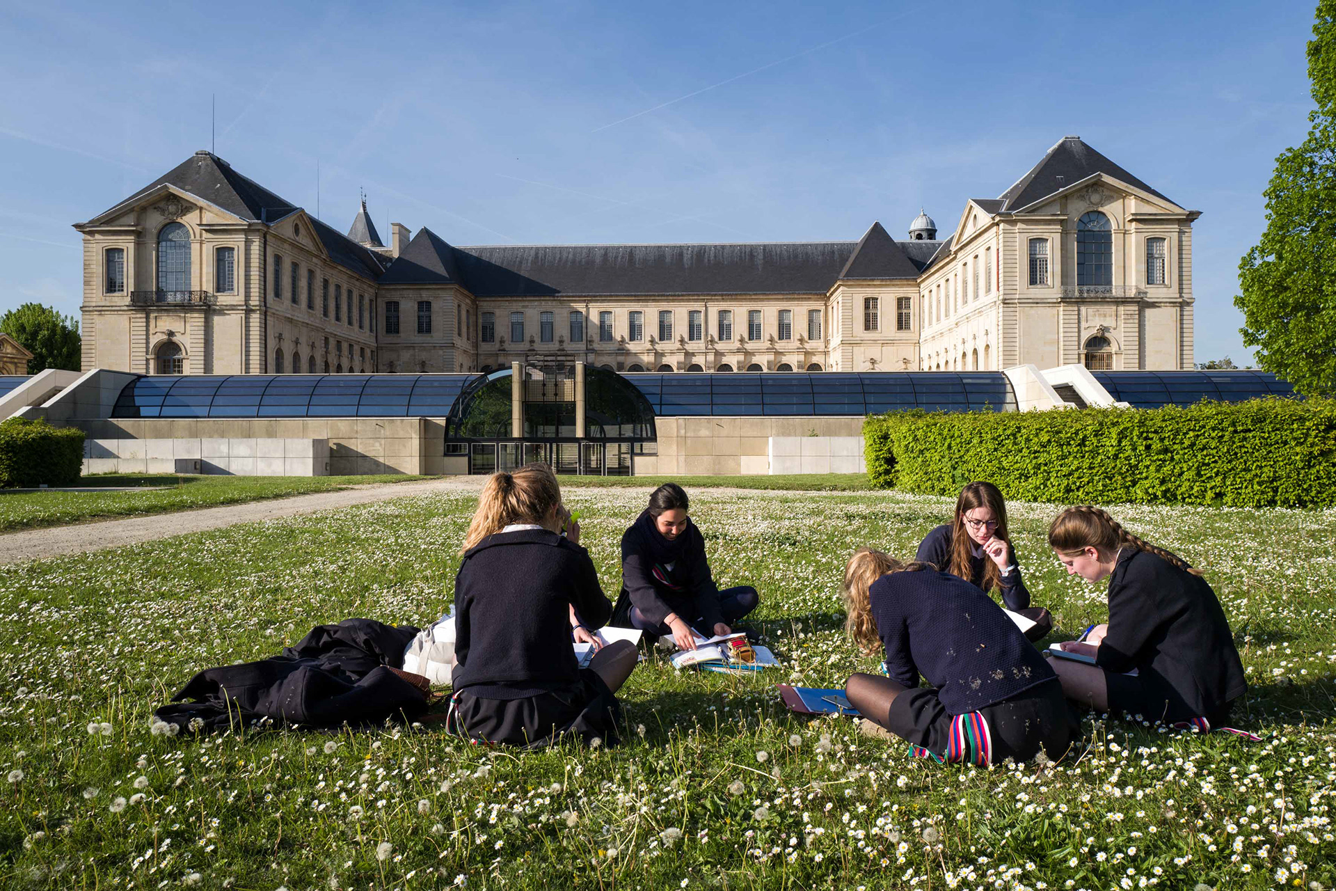 The House of Education of the Legion of Honor is under the direct authority of the President of the Republic. The central building (in the foreground) which houses the classrooms was built under François Mitterand in 1985. His daughter Mazarine Pingeot studied here.