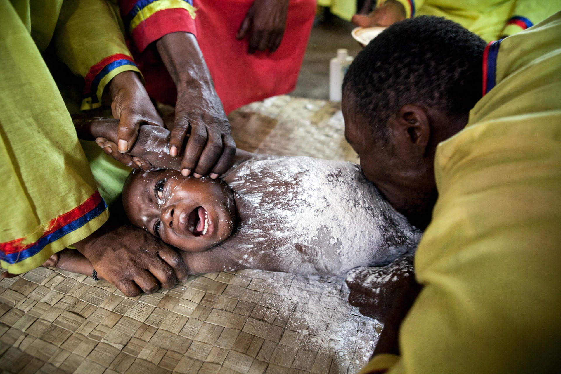 This 7 month old child often has fever at night and vomits. In the center of the 'spiritual surgical unit', a «Holy Spirit doctor» extracts human flesh ingested by the child in the 'second world' and causing him to become a witch.