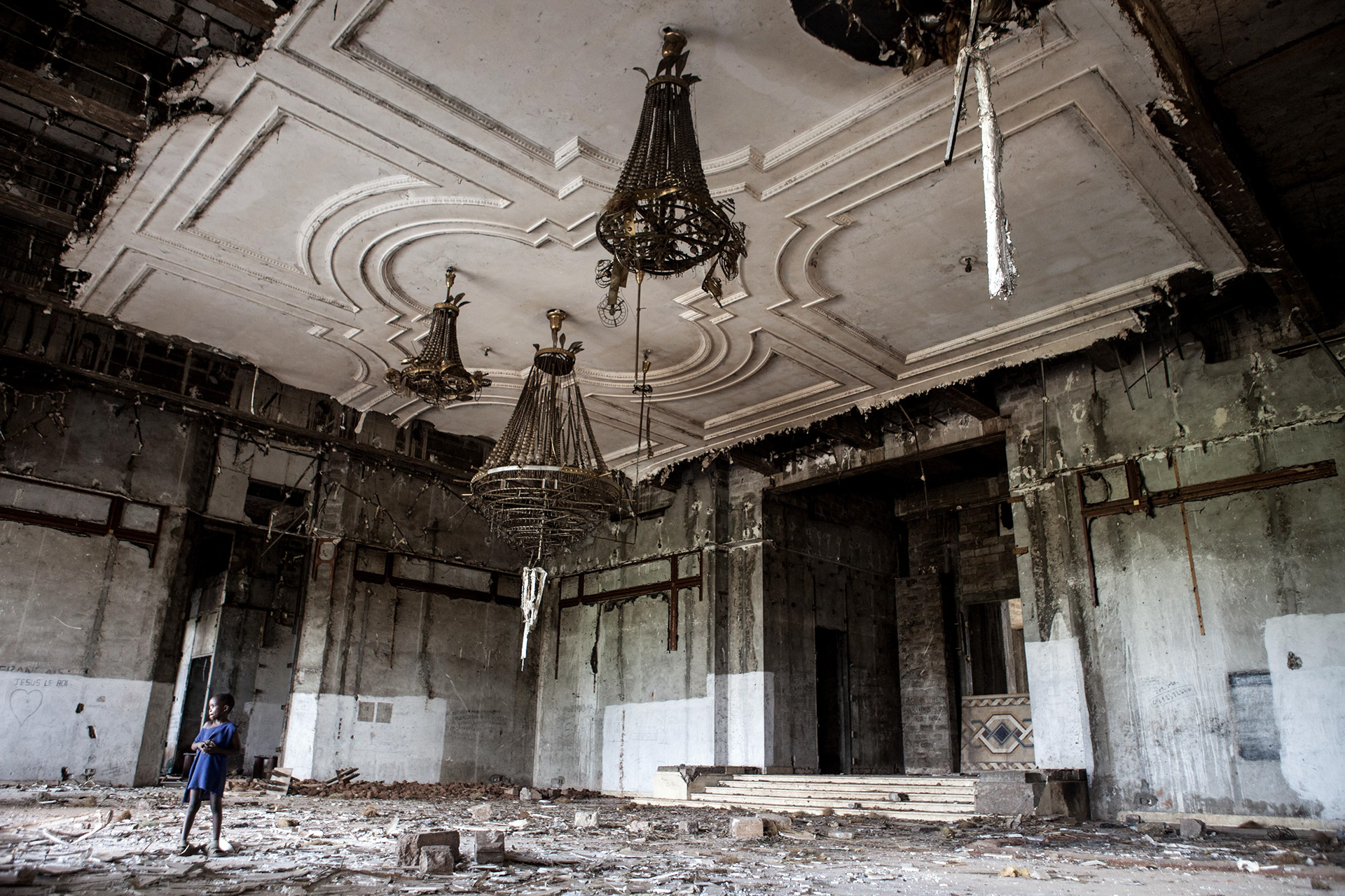 The ballroom of the official palace of Mobutu in Gbadolite became the playground of the soldiers’ children who squat the place. They find balls of glass and crystal, which formerly decorated the monumental chandeliers still hanging from the ceilings, they use as marbles.