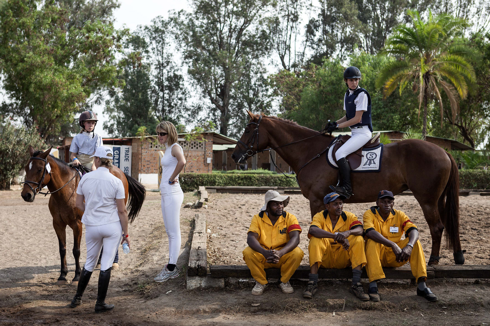The annual meeting of the well-to-do in Lubumbashi, the Derby organized by Georges Forrest, a Belgian entrepreneur nicknamed "Viceroy of Katanga" who made a fortune by initiating public - private partnerships after the fall of the Gécamines, has hints of neo-colonialism. The Belgian community and the "Rhodesians" of nearby Zambia are strongly represented.