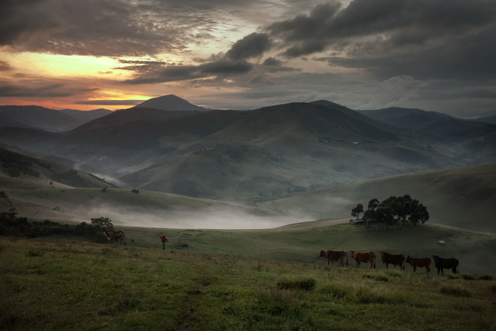 The highland overlooking the lake Tanganyika, in the South Kivu province, seems at first glance a beautiful and quiet haven in the midst of scenic mountains. However, after being the scene of the first fights in 1996, the Highlands of Uvira remain in 2012 one of the most isolated and dangerous region of the Democratic Republic of the Congo.