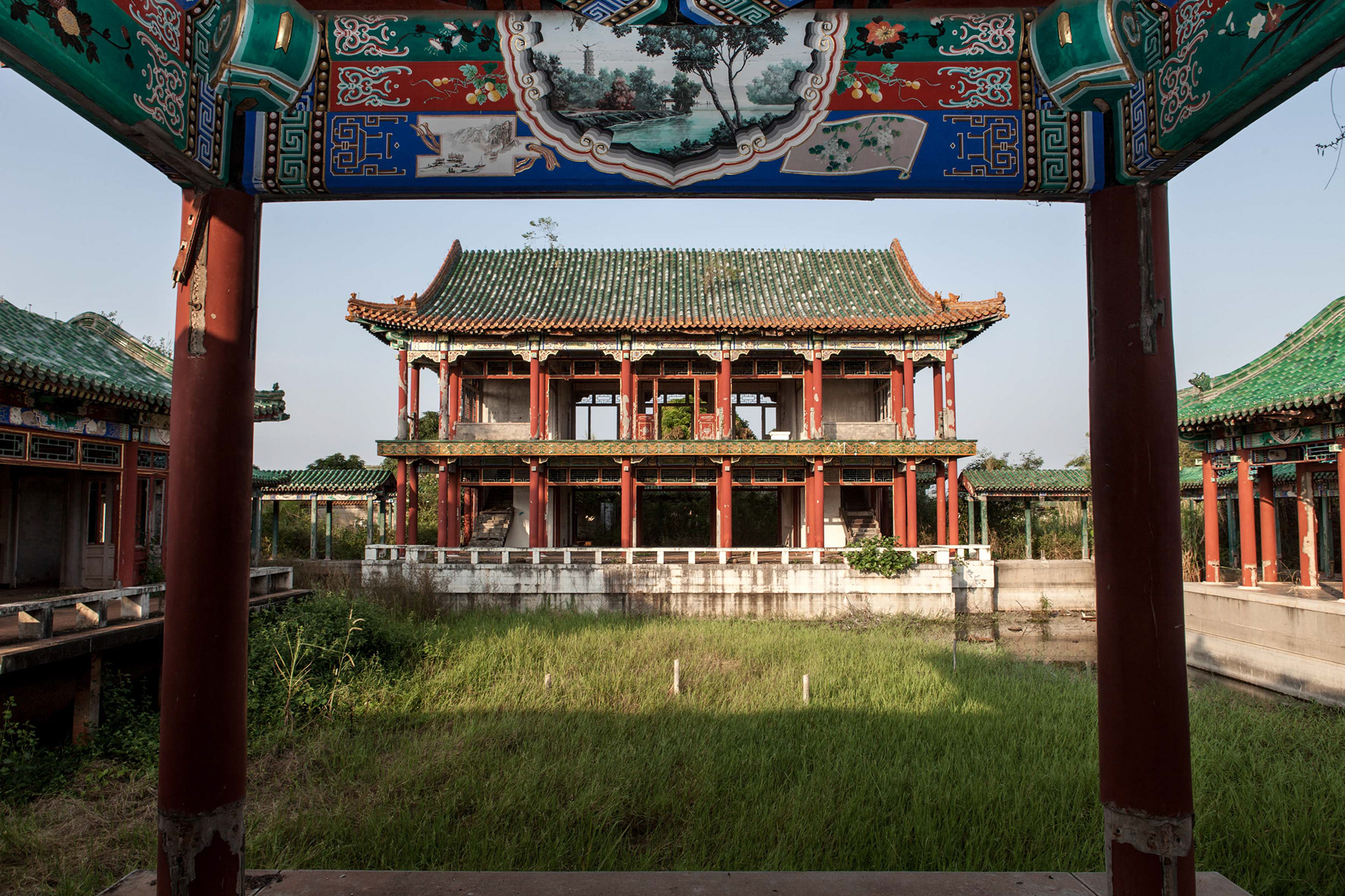 The Chinese palace is made of several pagodas with beams decorated with paintings and gardens of water lilies with their fountains.