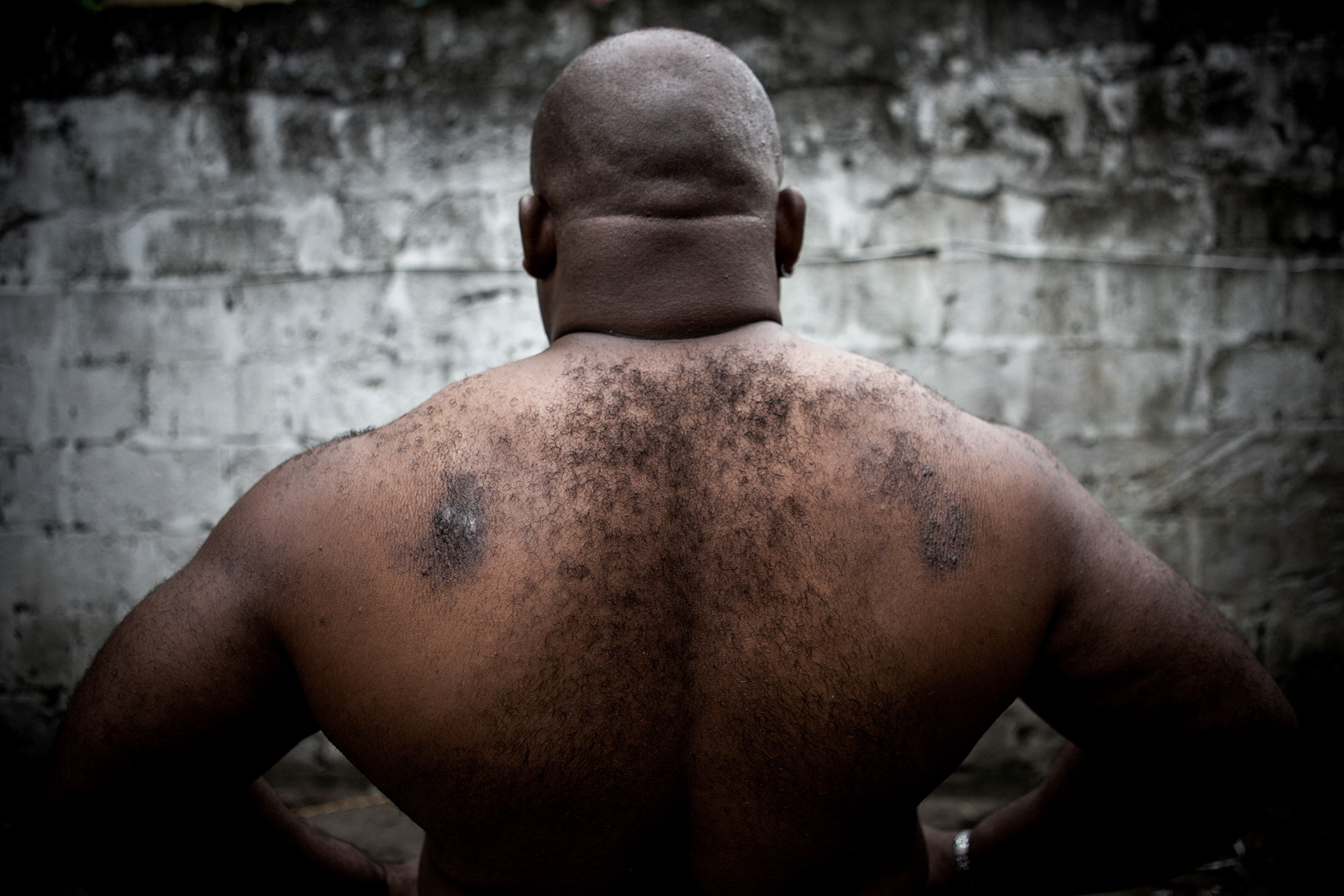 City train, 5 kg at birth, African wrestling champion in 2010 has only one fetish: training.