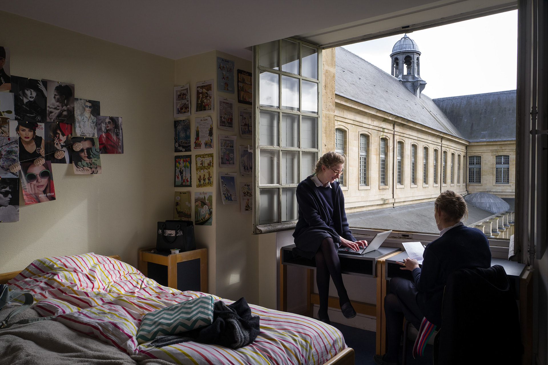 Girls are only allowed to leave school on Wednesday afternoons and Saturdays after their homework. Unlike students in lower classes who sleep in dormitories, final grade students have double rooms.