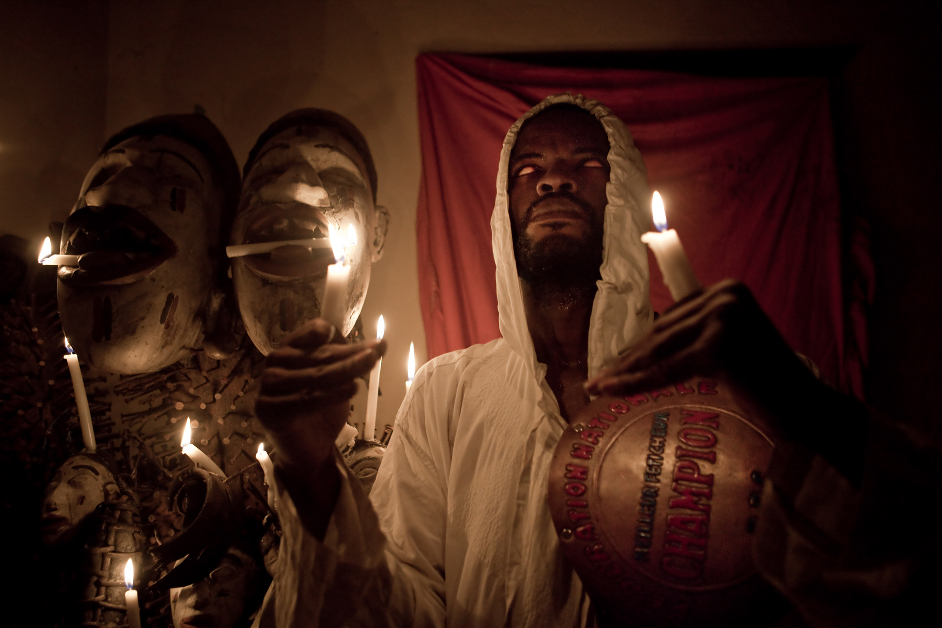 "As a charger brings the phone to life", the Champion of wrestlers-fetishers of Congo, Bijou Kisamvwote, claims to have learned everything from the famous Edingwe, now retired.