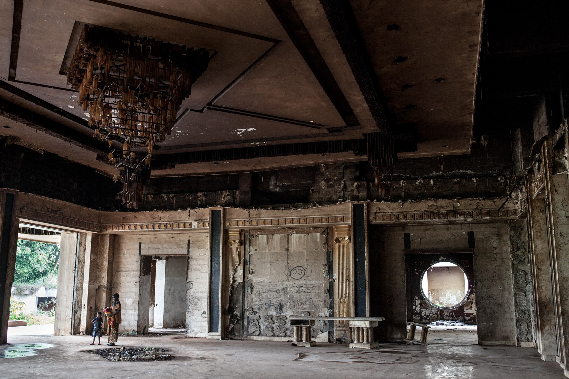 The ballrooms worthy of an episode of " The Empress Sisi" are now squatted by soldiers’ families. Completely plundered and damaged by the rigors of the Congolese climate, they remind henceforth more the movie " Mad Max ", in a tropical version.