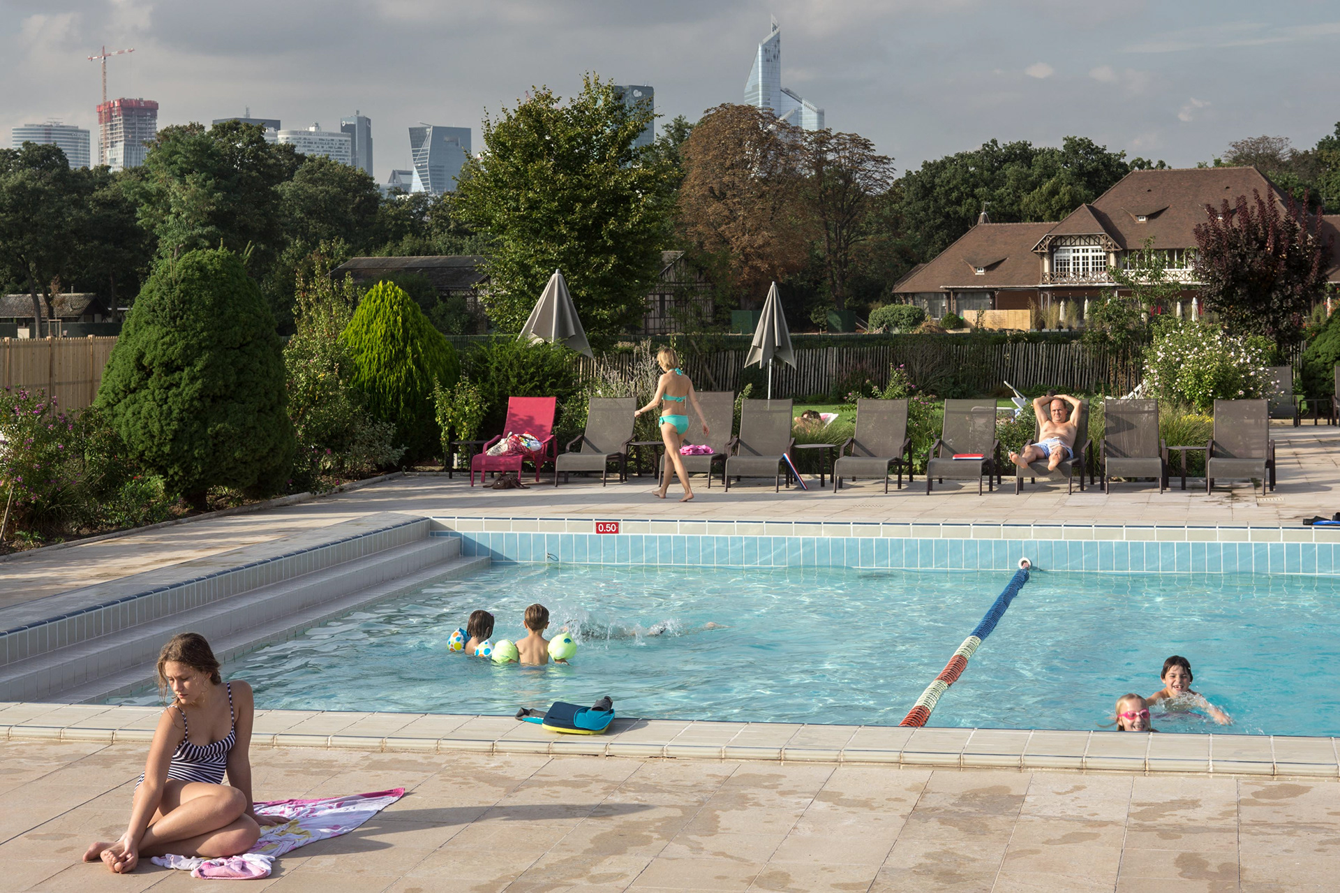 Members of the Cercle du Bois de Boulogne (nicknamed Tir au Pigeons) enjoy the swimming pool of the club ideally located between the beautiful neighborhoods of the 16th arrondissement and the business district of La Défense.