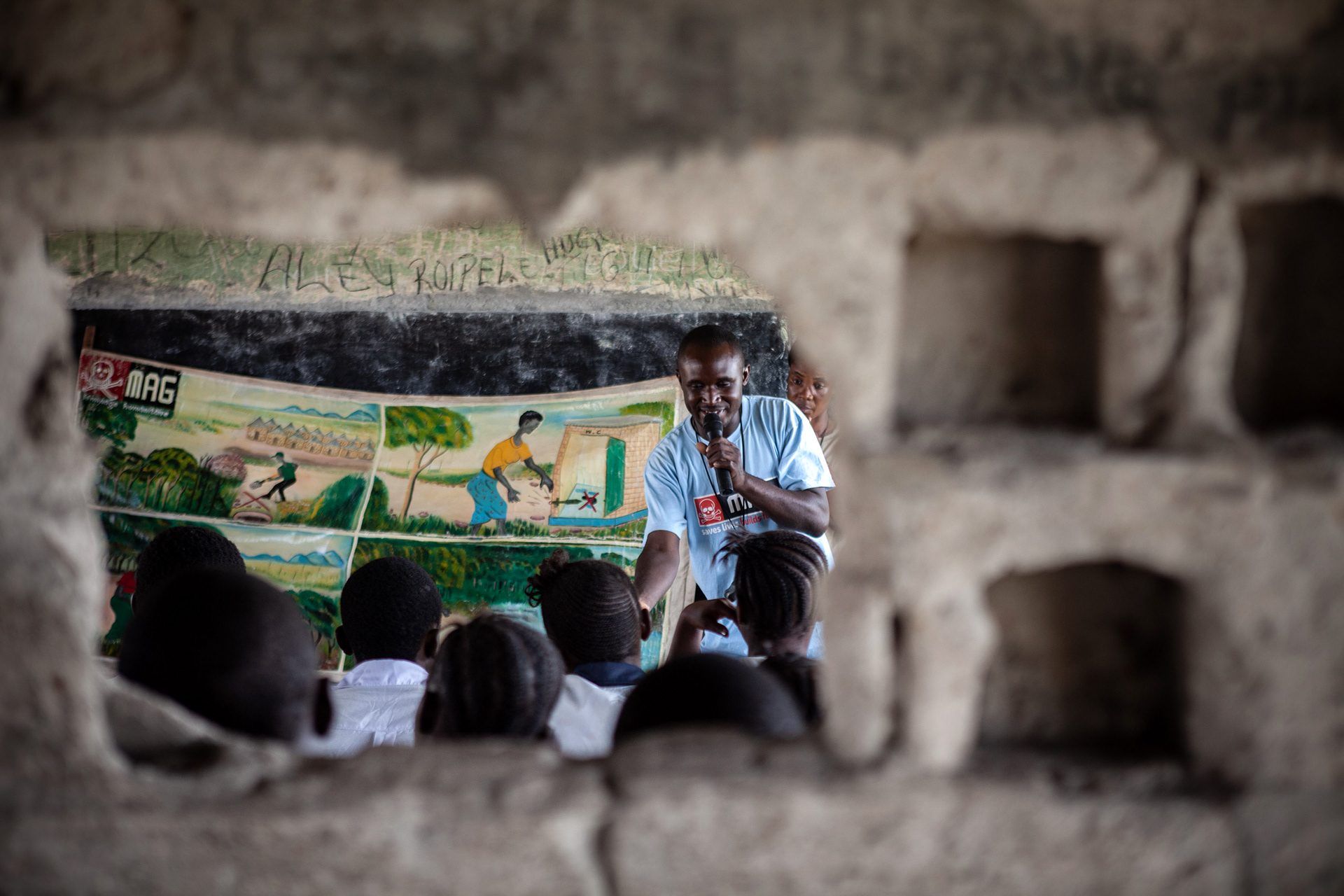 The children of the school of Ngemba in the province of Bandundu attend a sensitization session to the dangers of weapons and explosive ordnance. The school is located near a military camp where a young girl of seven years died in 2007, victim of a grenade abandoned 10 years earlier.