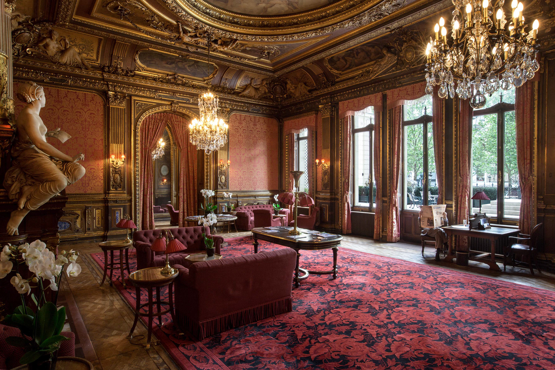 The Travelers, exclusively reserved for men like many other select upper class clubs in Paris, is located in the last private mansion on the Champs Élysées, former property of La Païva, a wealthy courtesan of the 19th century.