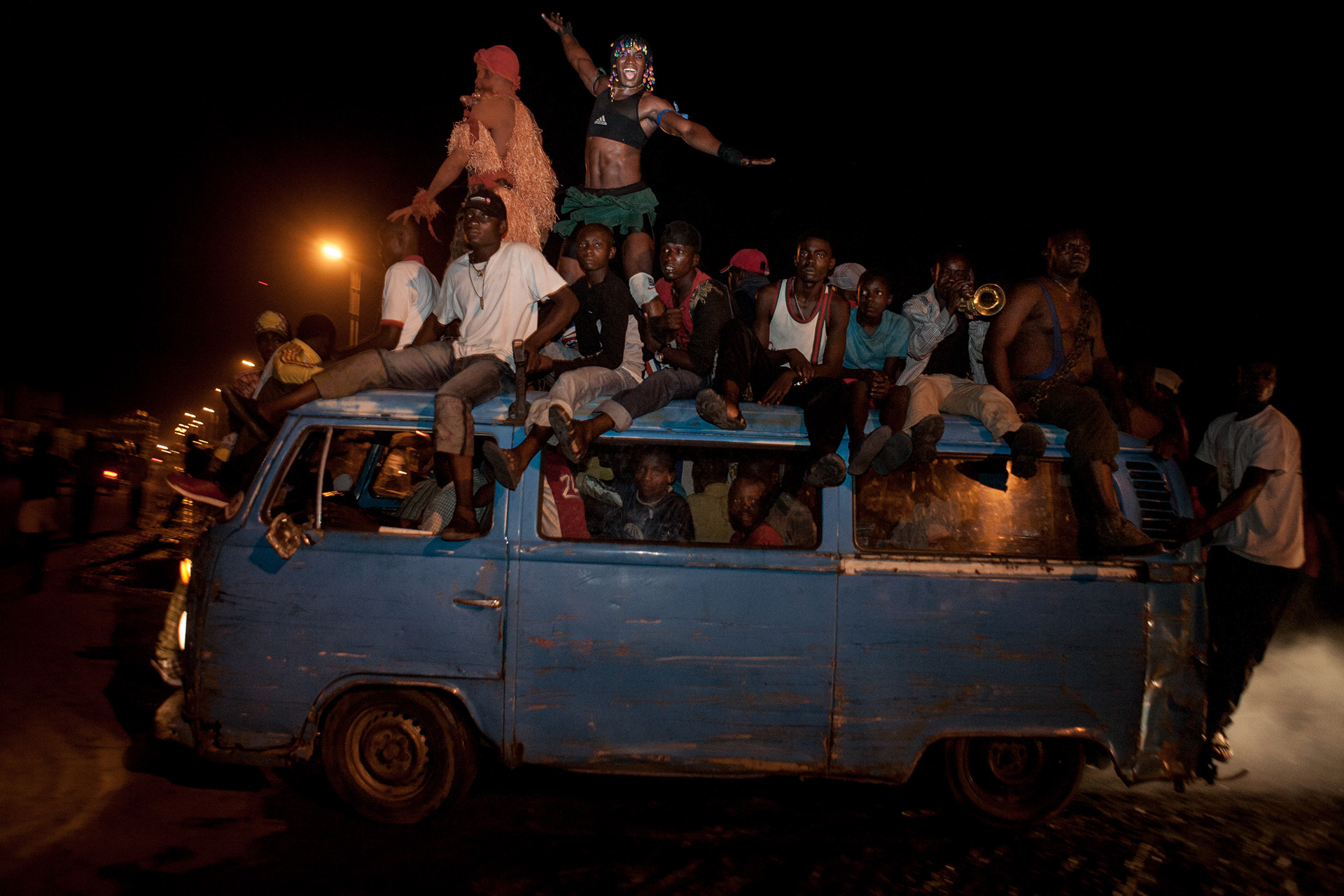 "Tonight wrestling shock". Bass drum and trumpets on the roof, the caravan brings wrestlers through the alleys of Matete, "the king of the skirt" as a figurehead.