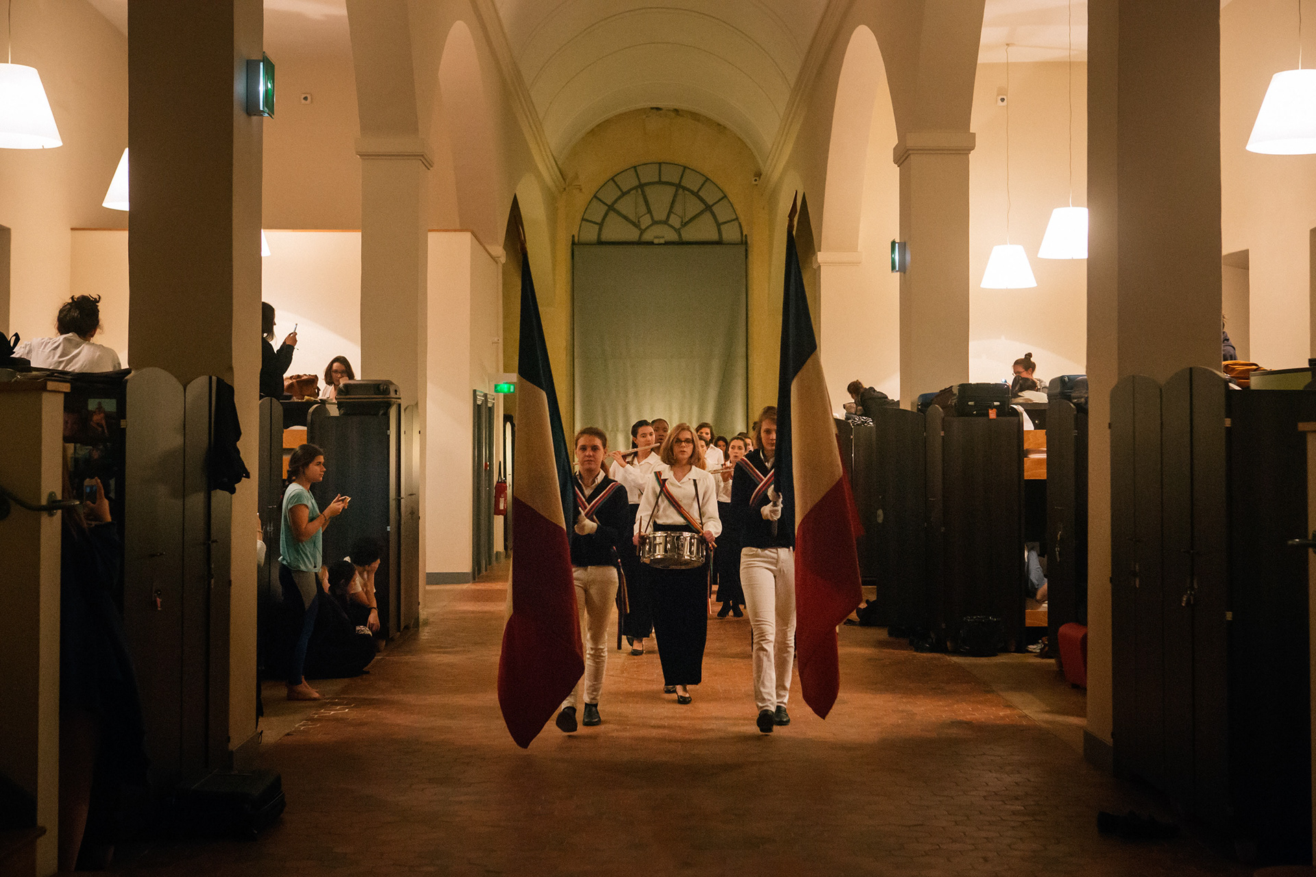 At nightfall, the seniors pass through the dormitories to announce the reenactment of the Battle of Austerlitz. The girls dress up, some play dead. In order to symbolize the battlefield, there are "bodies" scattered around the school.