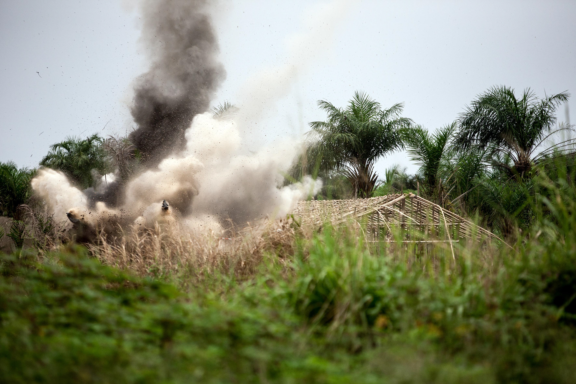 Destruction by a team of the United Nations Mine Action Coordination Center of an abandonned 60mm mortar found near Kisangani.