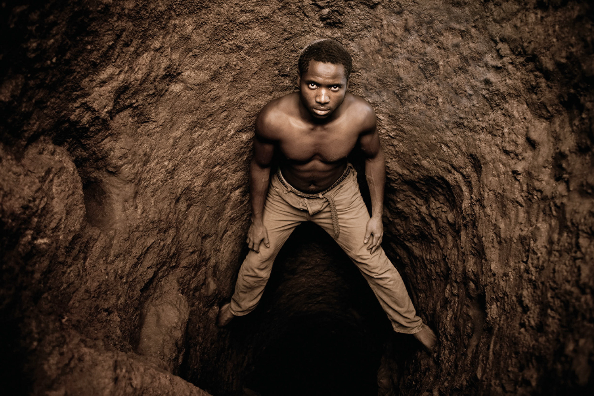 Without boots or helmets, artisan miners sink into vertical galleries which can reach 60 meters deep.