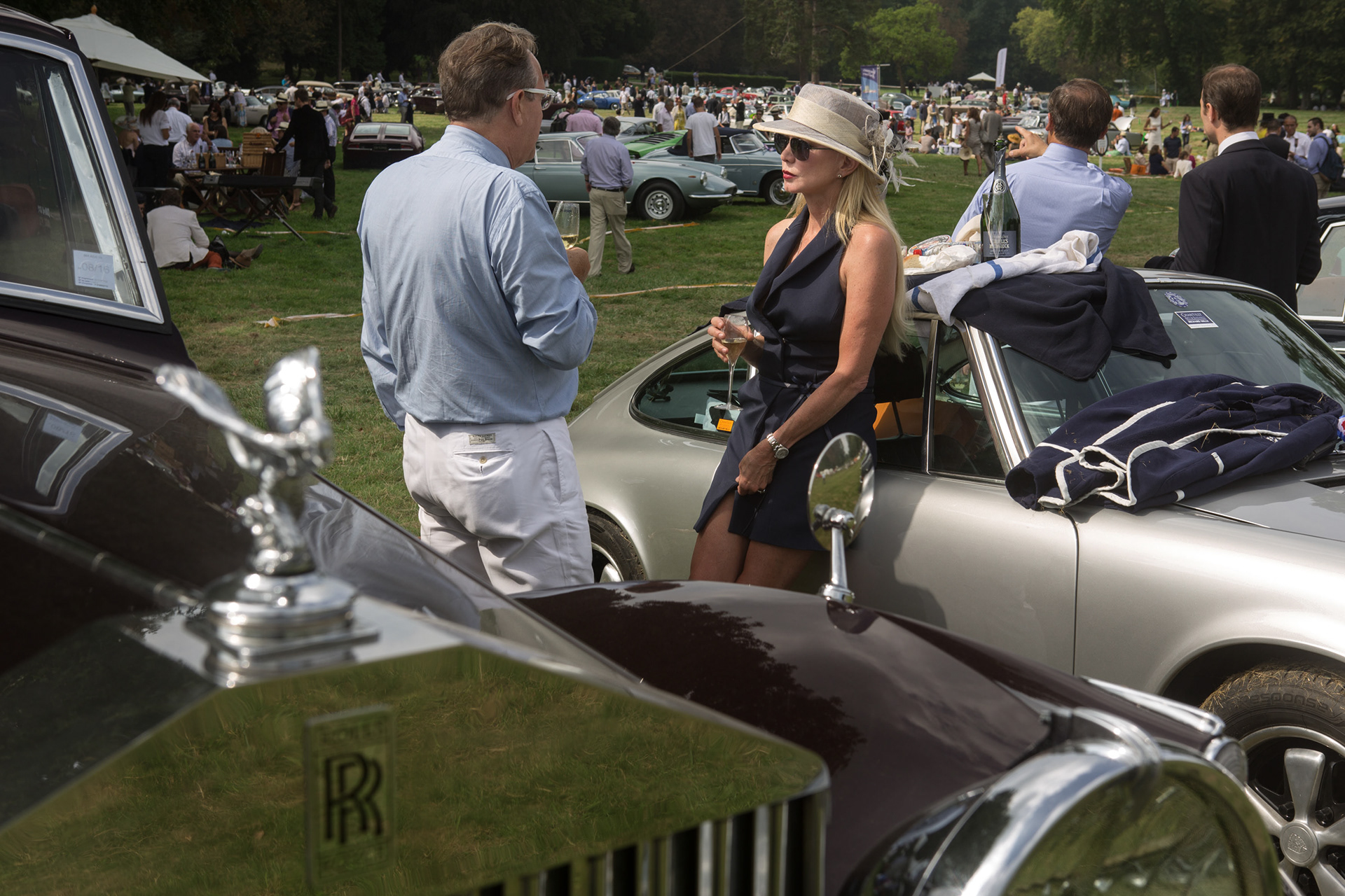 The Intercercles car rally organized in Chantilly brings together, among others, amateurs and collectors of old cars, members of prestigious Parisian circles, first and foremost the Automobile Club de France.