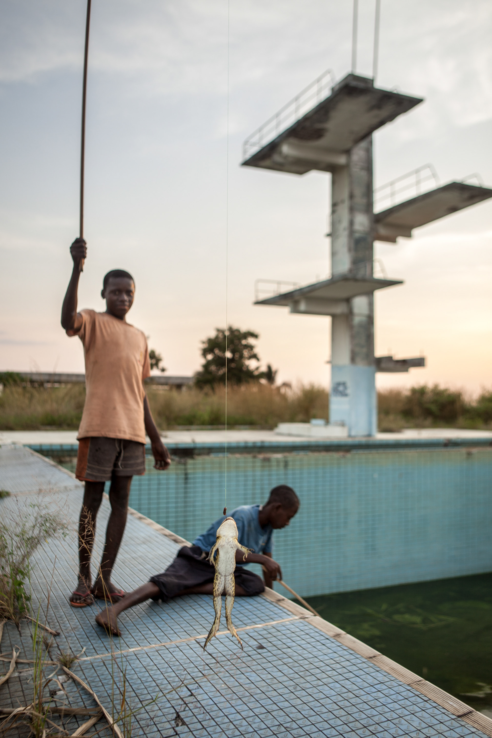 The swimming pool of Mobutu in Nsele became a children's playground. They fish frogs which abound in the water stagnating at the bottom.