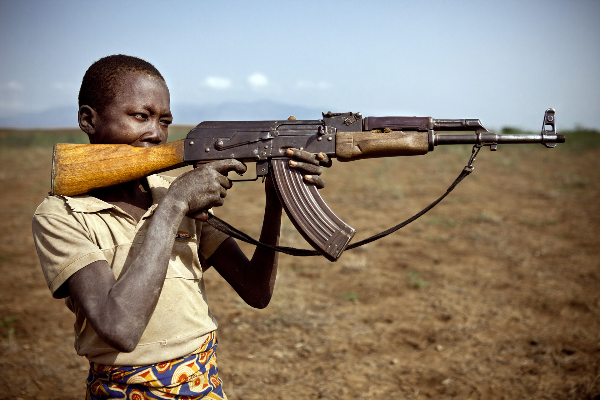 After getting a gun, the young man Turkana must prove that he became a man by participating in a raid.