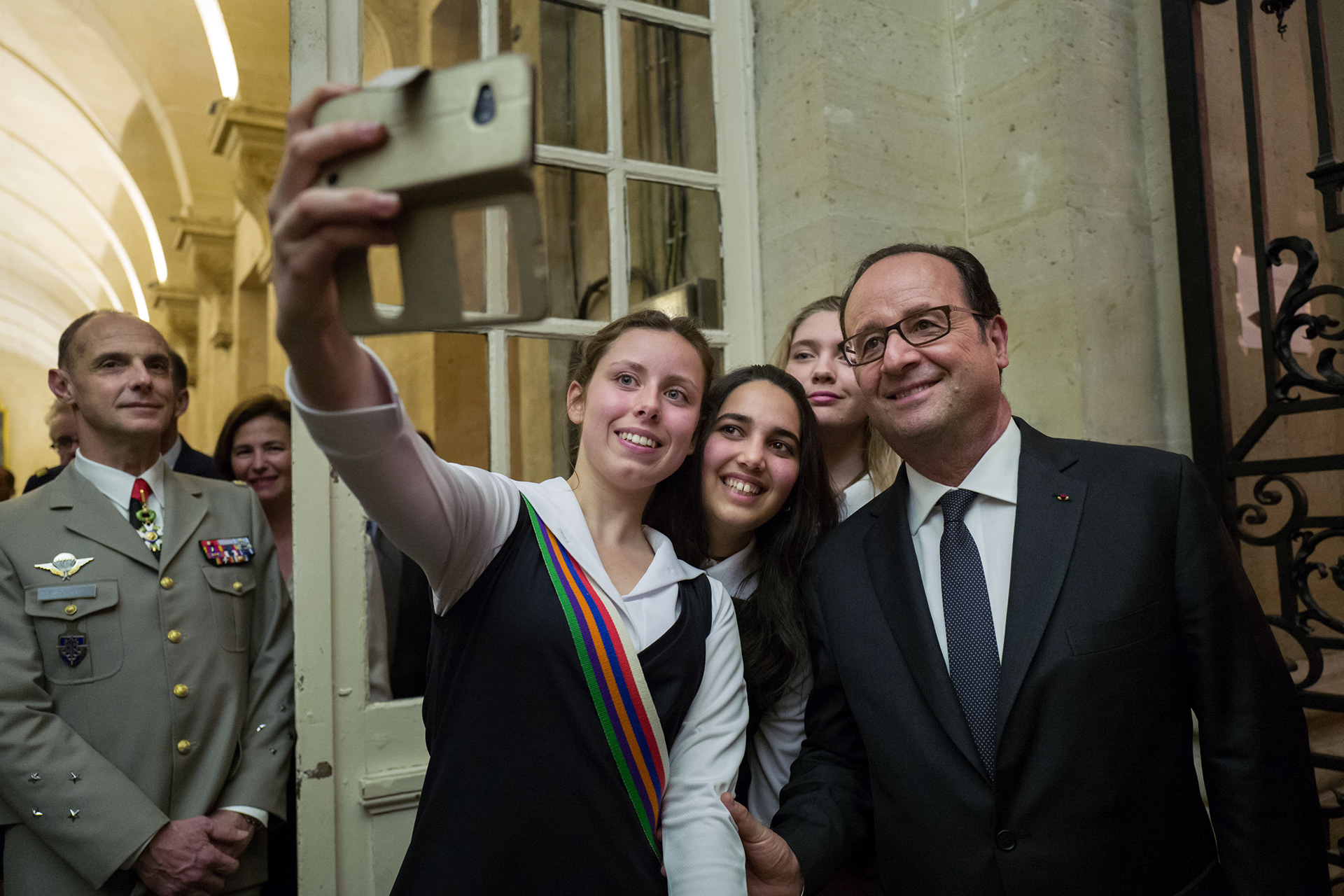 On March 30, the student choirs of the Legion sing in front of the President of the Republic. It is also the occasion for a selfie.