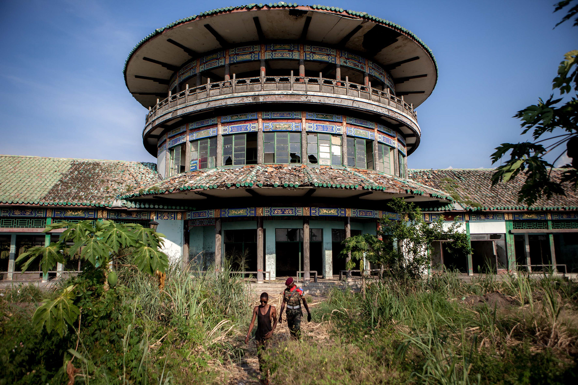 Mobutu, unmistakably influenced by his visits in China, had made build an other Chinese palace not far from Kinshasa, on the presidential site of Nsele.