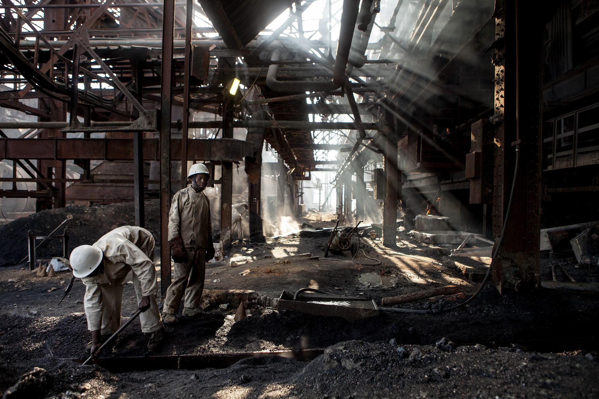 Following the ruin of the Gecamines at the beginning of 1990s, the Factory of Lubumbashi was largely plundered. The World Bank funding in the 2000s allowed only a very partial rehabilitation of the installations.