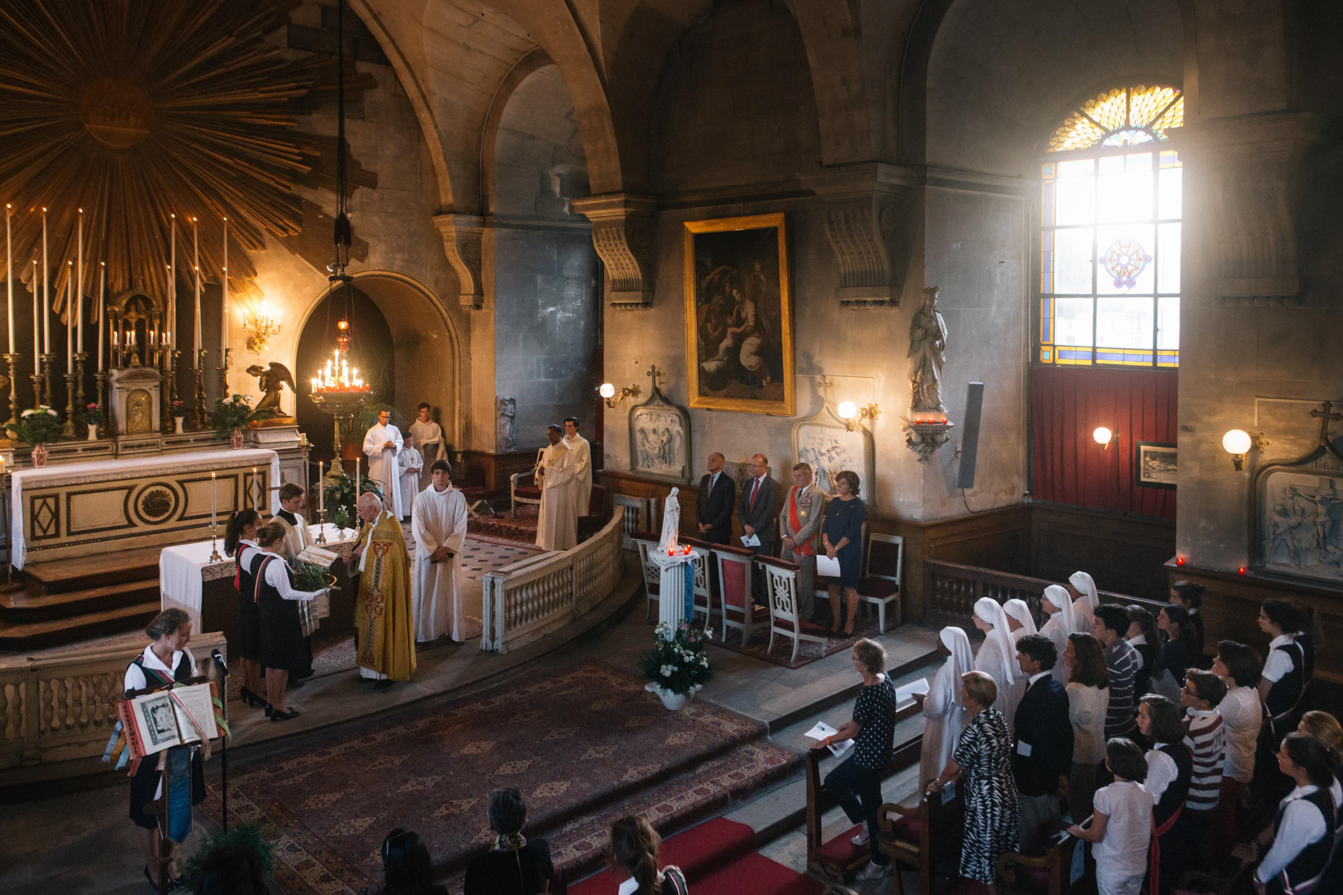 Although the school is secular and public, masses are held there three times a week. The priest is Abbé Gabriel Grimaud, a traditionalist known to be the confessor of billionaire Vincent Bolloré.