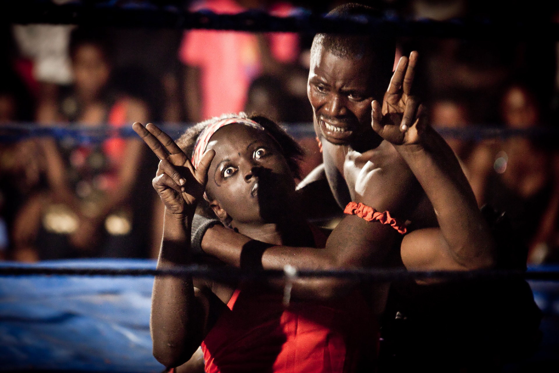 Four fingers and the strength of the ancestors will be enough for Shaolin, "King of the skirt" to avert the knockout by asphyxiation.