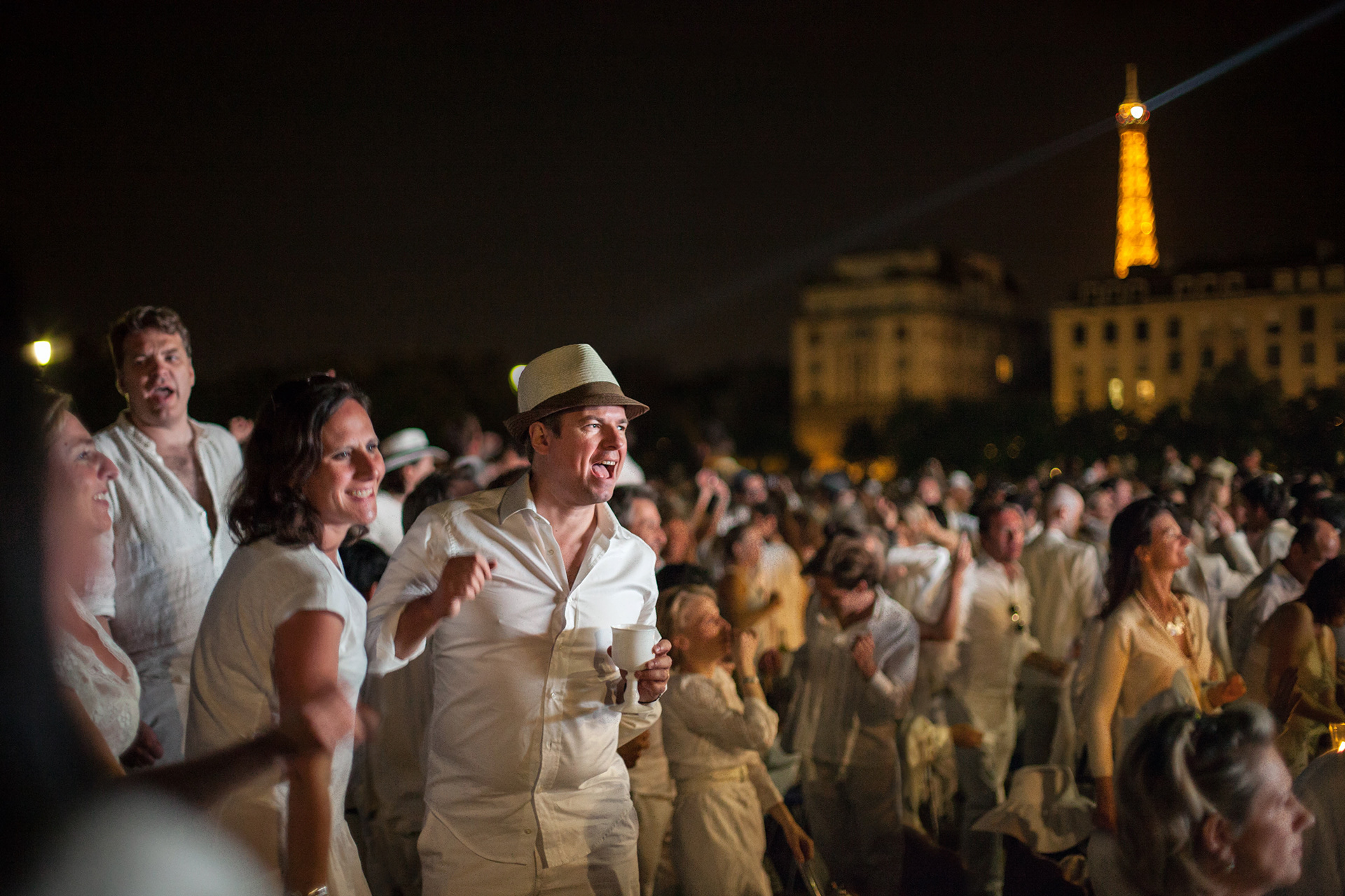 Le diner en blanc, organized here on the Champs de Mars in Paris, is a social gathering bringing together for a "chic picnic" guests dressed in white in an "exceptional place", often public, revealed at the last minute. .
