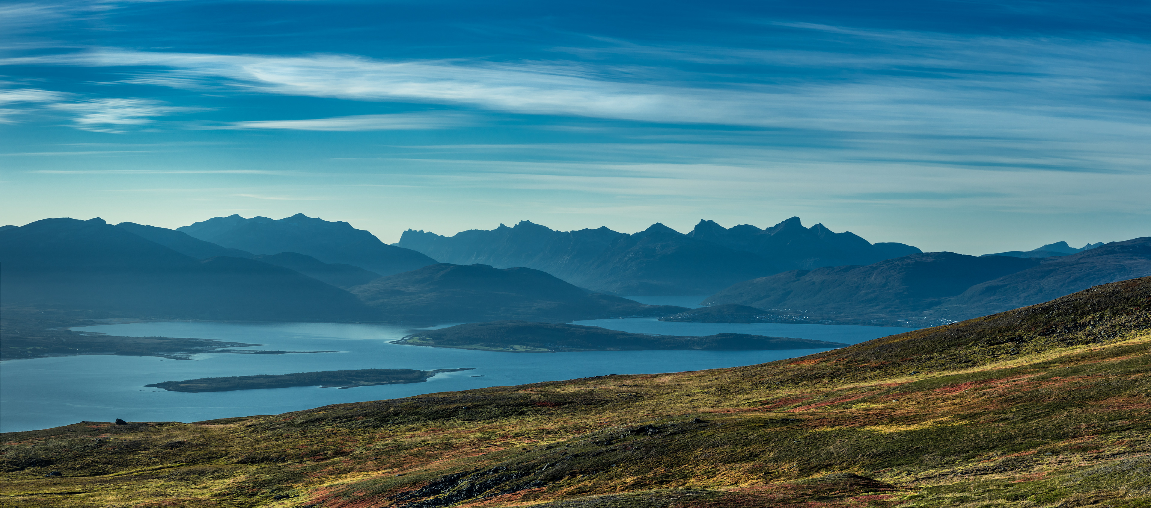 Mot taggete fjell på Kvaløya
