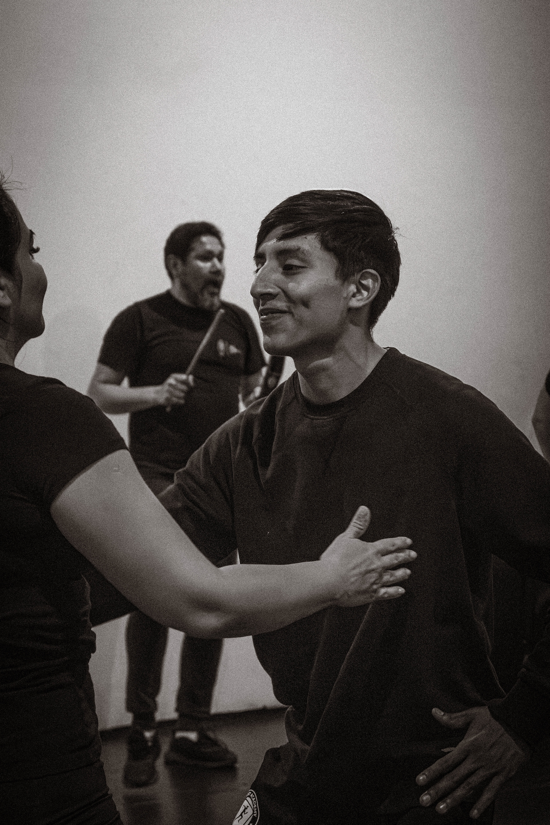 Bailarín de música afroperuana que, con cada paso y cada golpe de ritmo, mantiene viva su herencia.