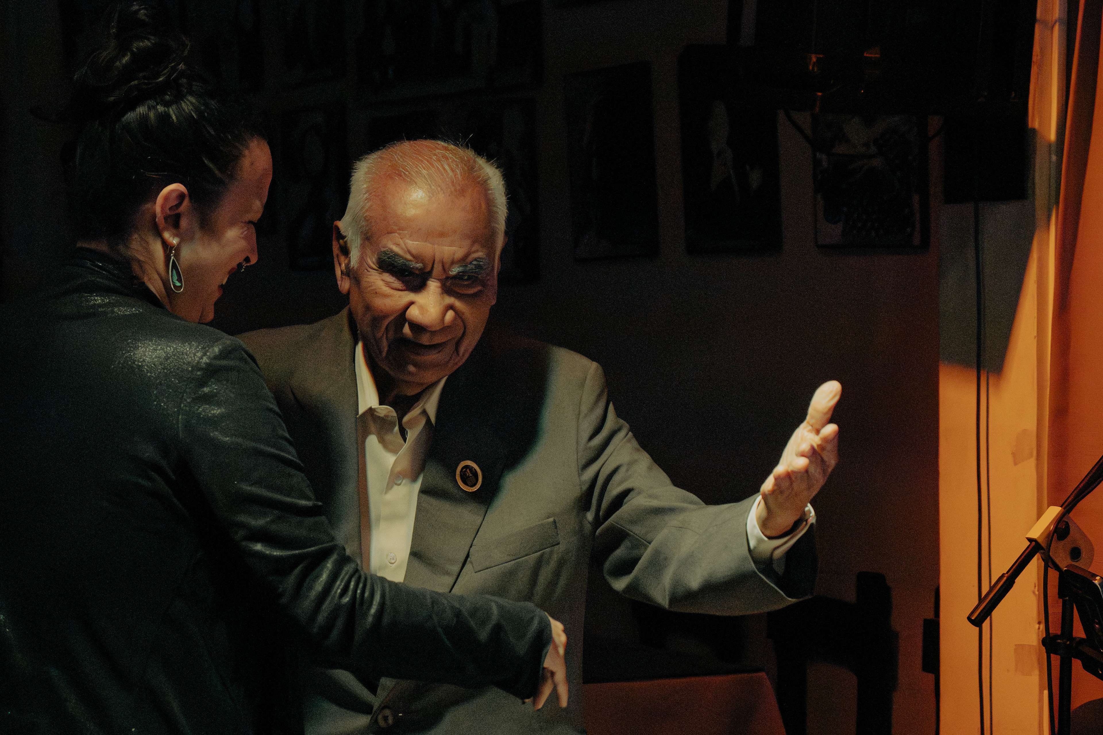 Una joven y un bailarín adulto comparten un vals que une generaciones, demostrando cómo la música criolla sigue encontrando nuevos caminos para mantenerse viva.