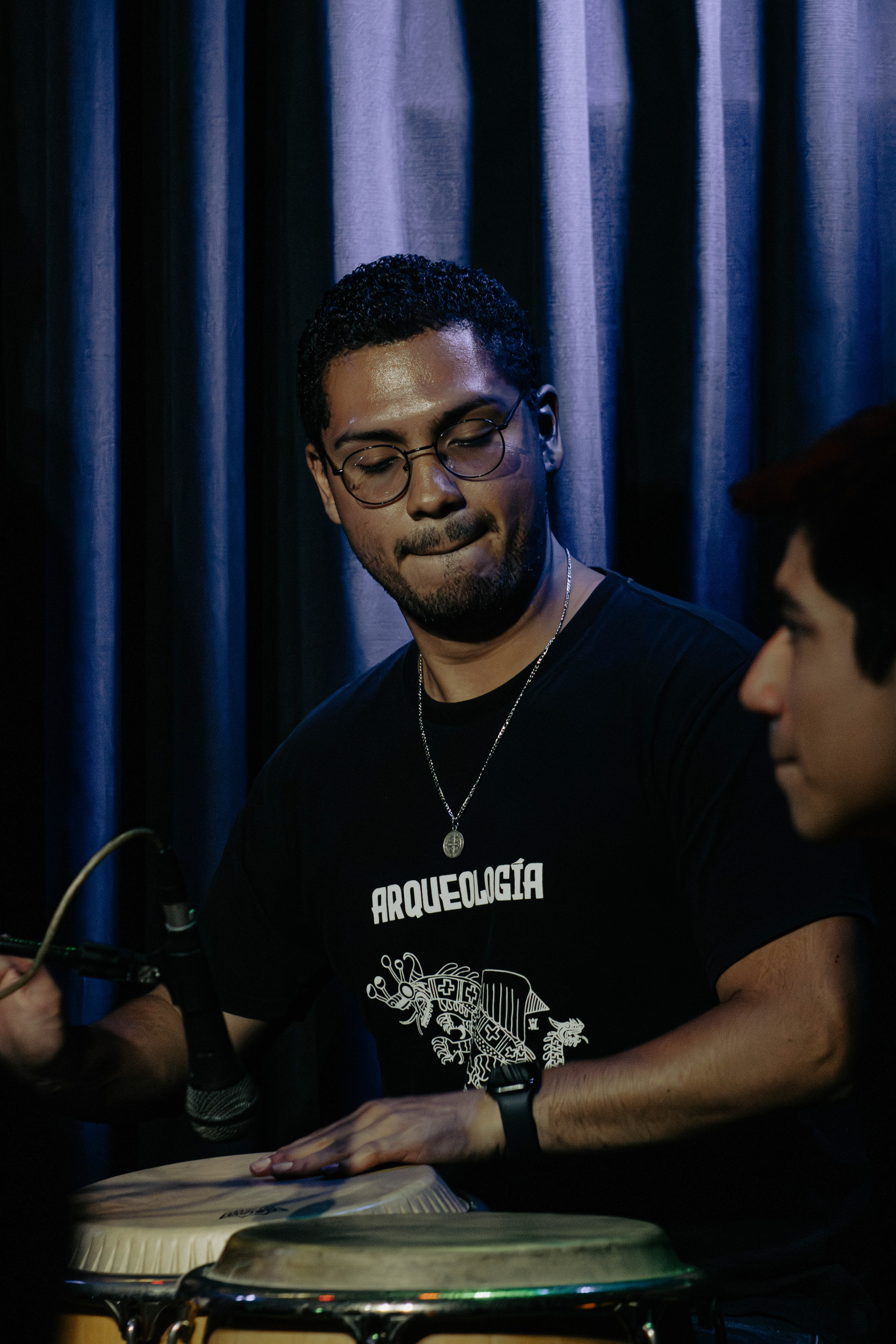 Percusionista que, a través del cajón y los ritmos tradicionales, sostiene el pulso ancestral de la música afroperuana y contribuye a su difusión en las nuevas generaciones.