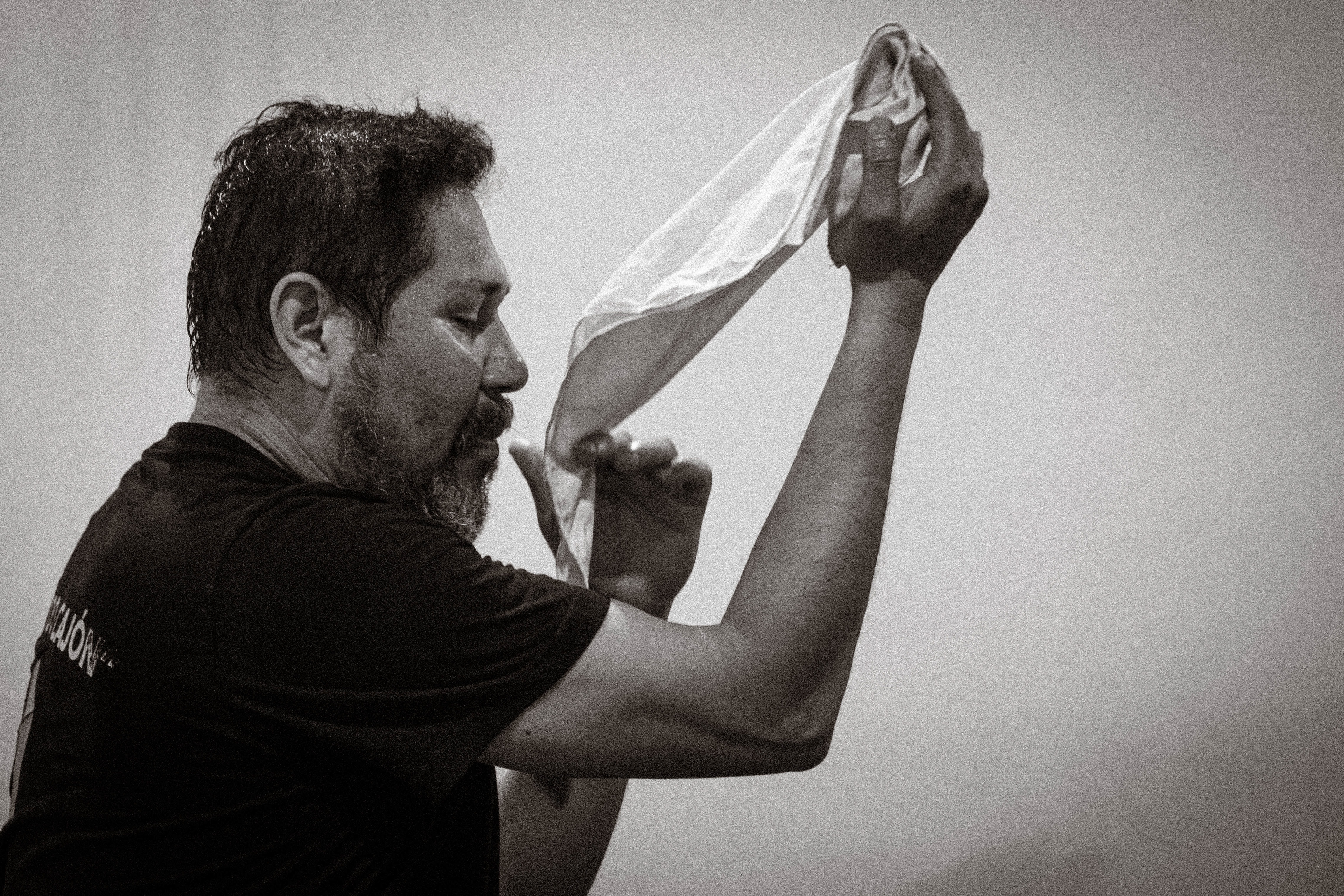 Antonio Vilchez, maestro y difusor de la cultura criolla y afroperuana, liderando una clase de tondero donde el ritmo se convierte en identidad.