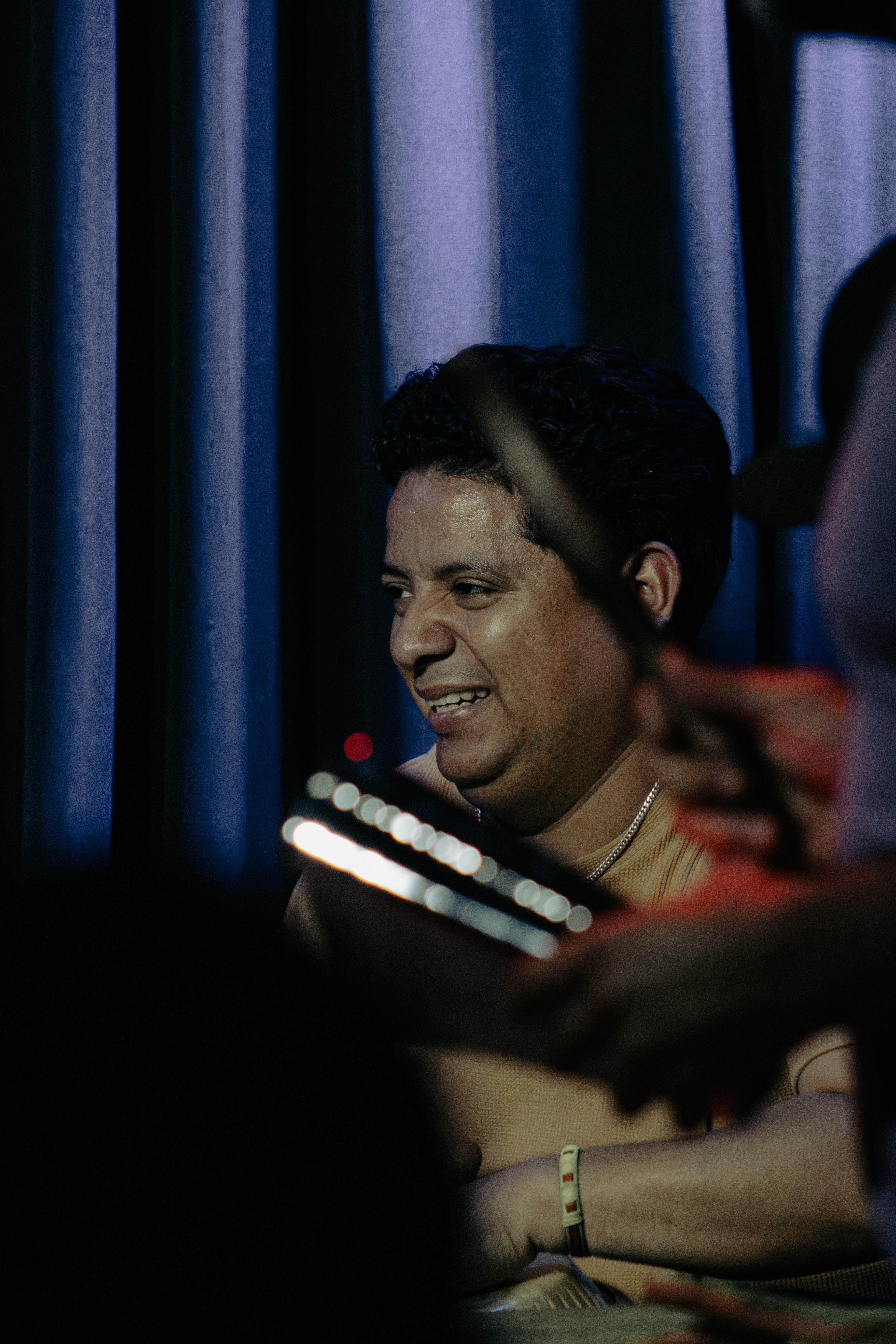 Giani Rafi, percusionista dedicado a la música afroperuana, cuyo trabajo mantiene viva la riqueza rítmica y la esencia de esta tradición.