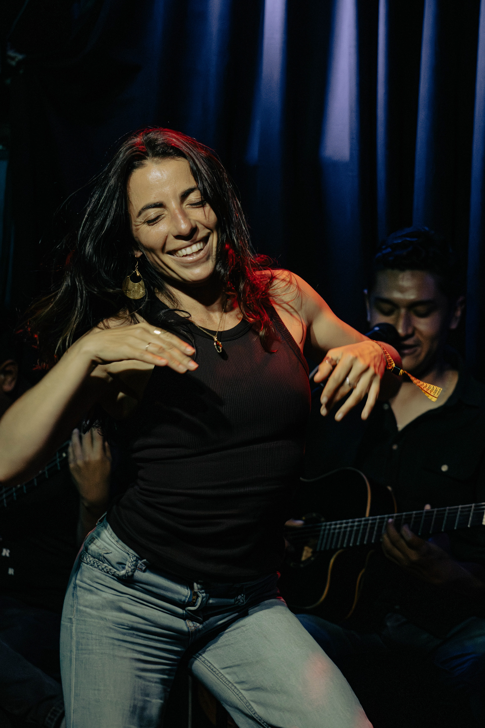 Turista francesa que, dejándose llevar por la energía del ritmo afroperuano, se animó a bailar y descubrir de cerca la calidez y alegría de esta tradición cultural.