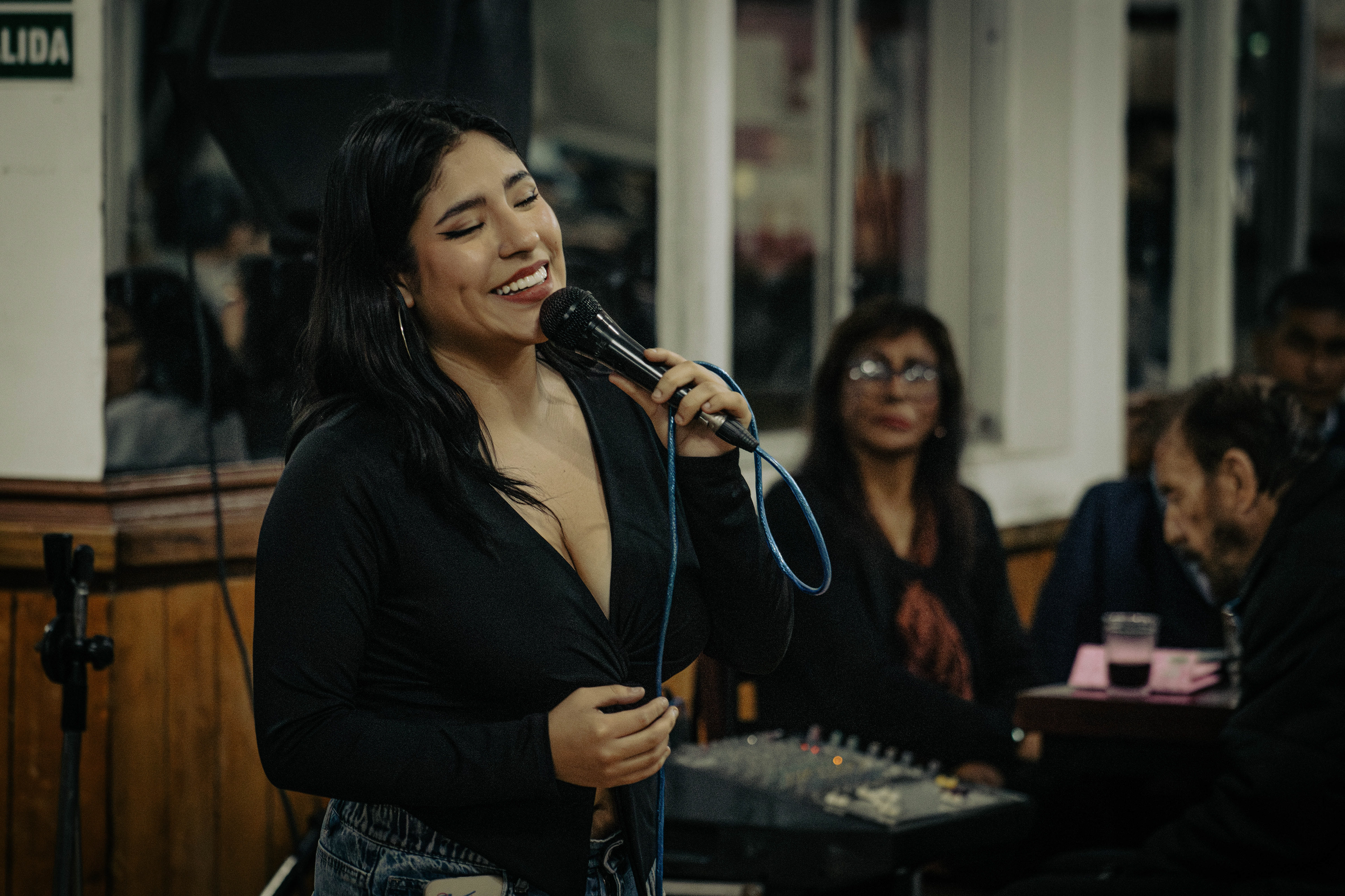 Nataly Shantelle, cuya pasión por la música criolla la llevó a convertirse en la socia más joven del Centro Social Cultural Musical Breña, demuestra que la tradición sigue viva y encuentra nuevo impulso en las voces de hoy.