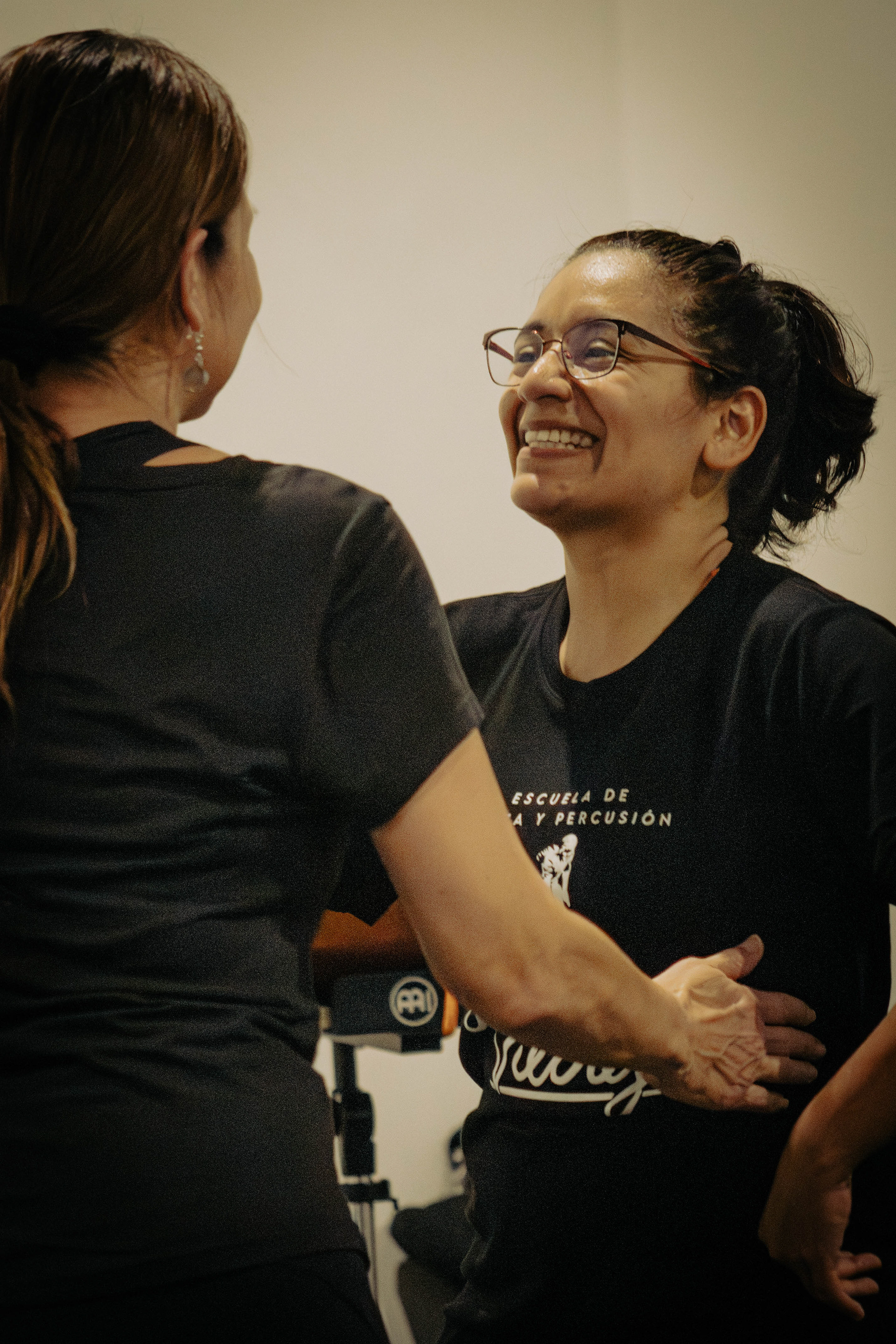 Una bailarina que, entre alegría y movimiento, encarna la libertad y el gozo que la música afroperuana despierta en quienes la viven de verdad.