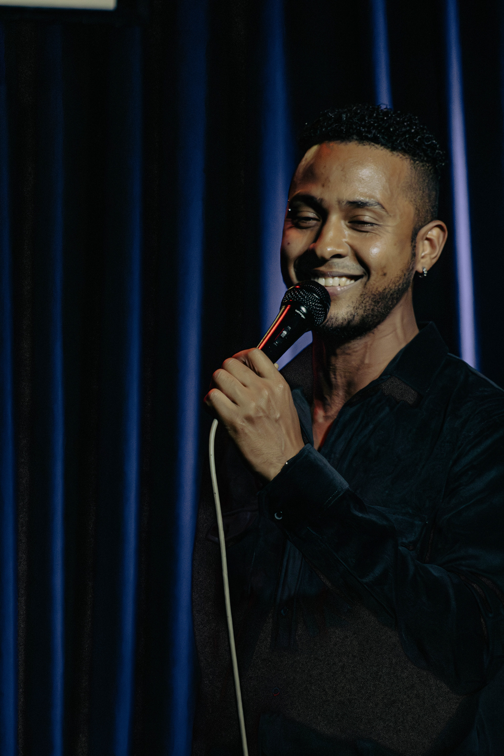 Miguel Andrade, cantante de salsa que encuentra en la música afroperuana una conexión profunda con sus raíces y una fuente inagotable de inspiración.