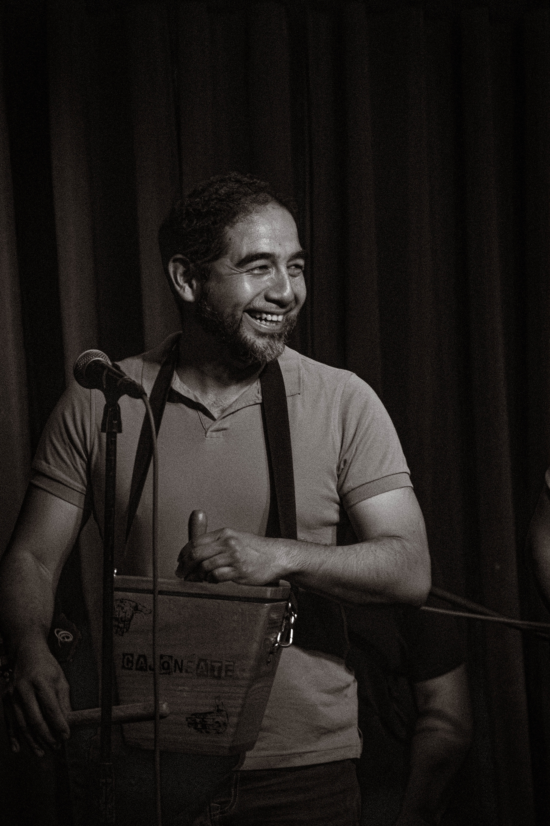 “Pepe” Santacruz, percusionista y comunicador dedicado a la difusión del cajón peruano. Presidente y fundador de JAM Afroperuano, impulsa con pasión la preservación y evolución de la música afroperuana.