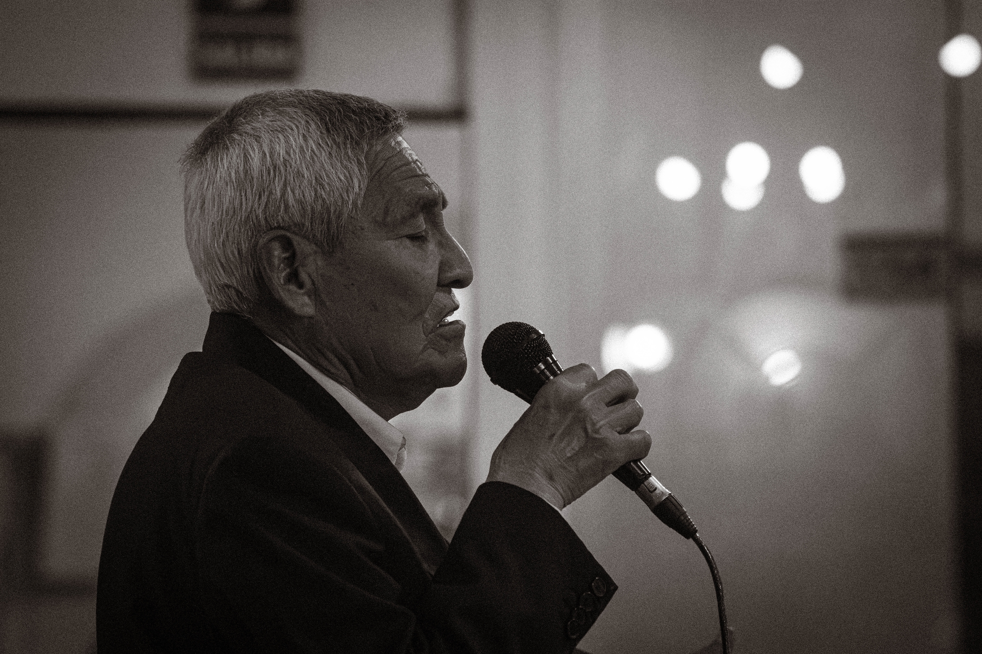 Un intérprete que entrega su voz en la Peña Eduardo Márquez Talledo, donde cada canción mantiene viva la memoria musical del Callao.