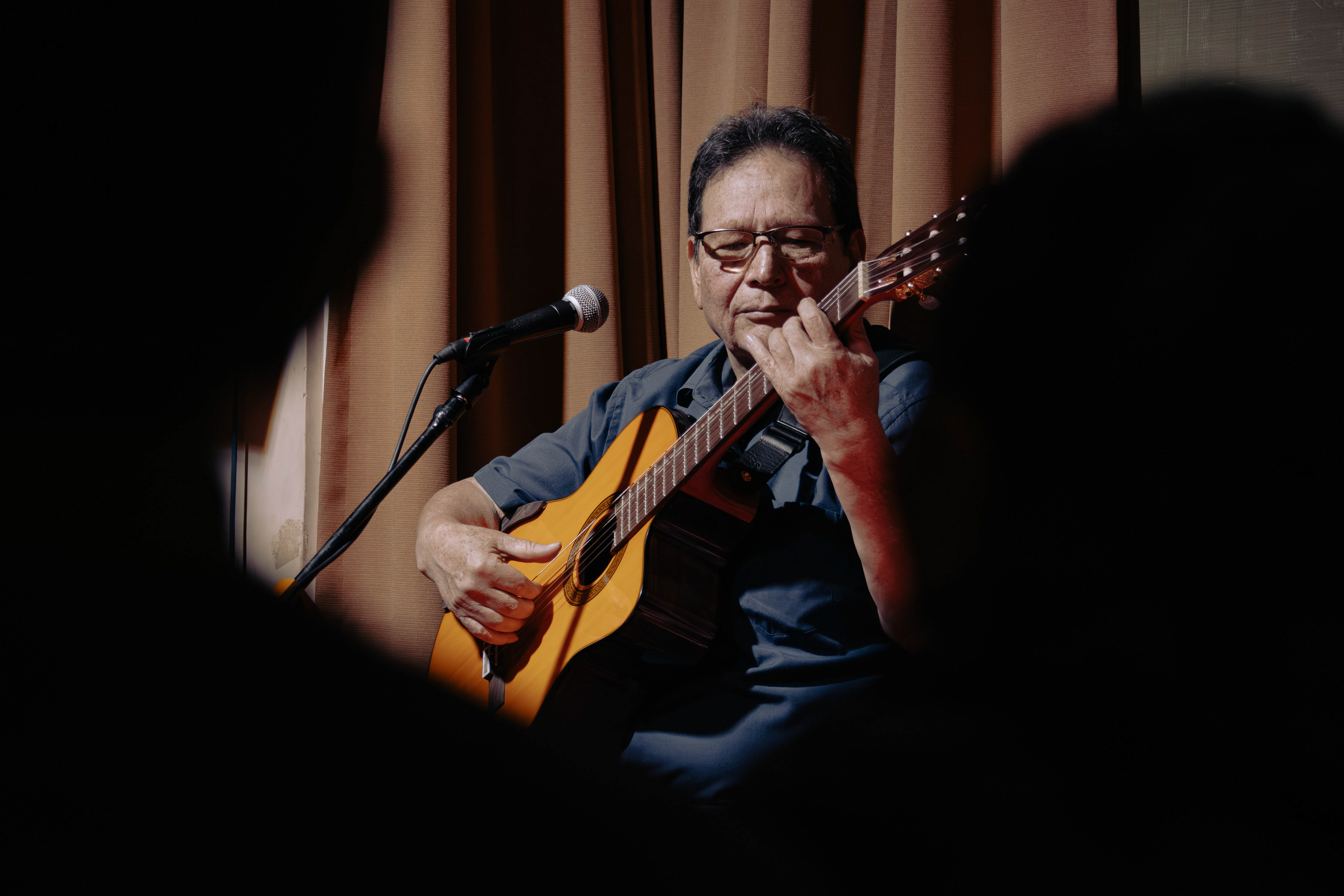 Guitarrista del Centro Cultural Breña, con más de 25 años entregado a este escenario, manteniendo viva la tradición criolla cuerda por cuerda.
