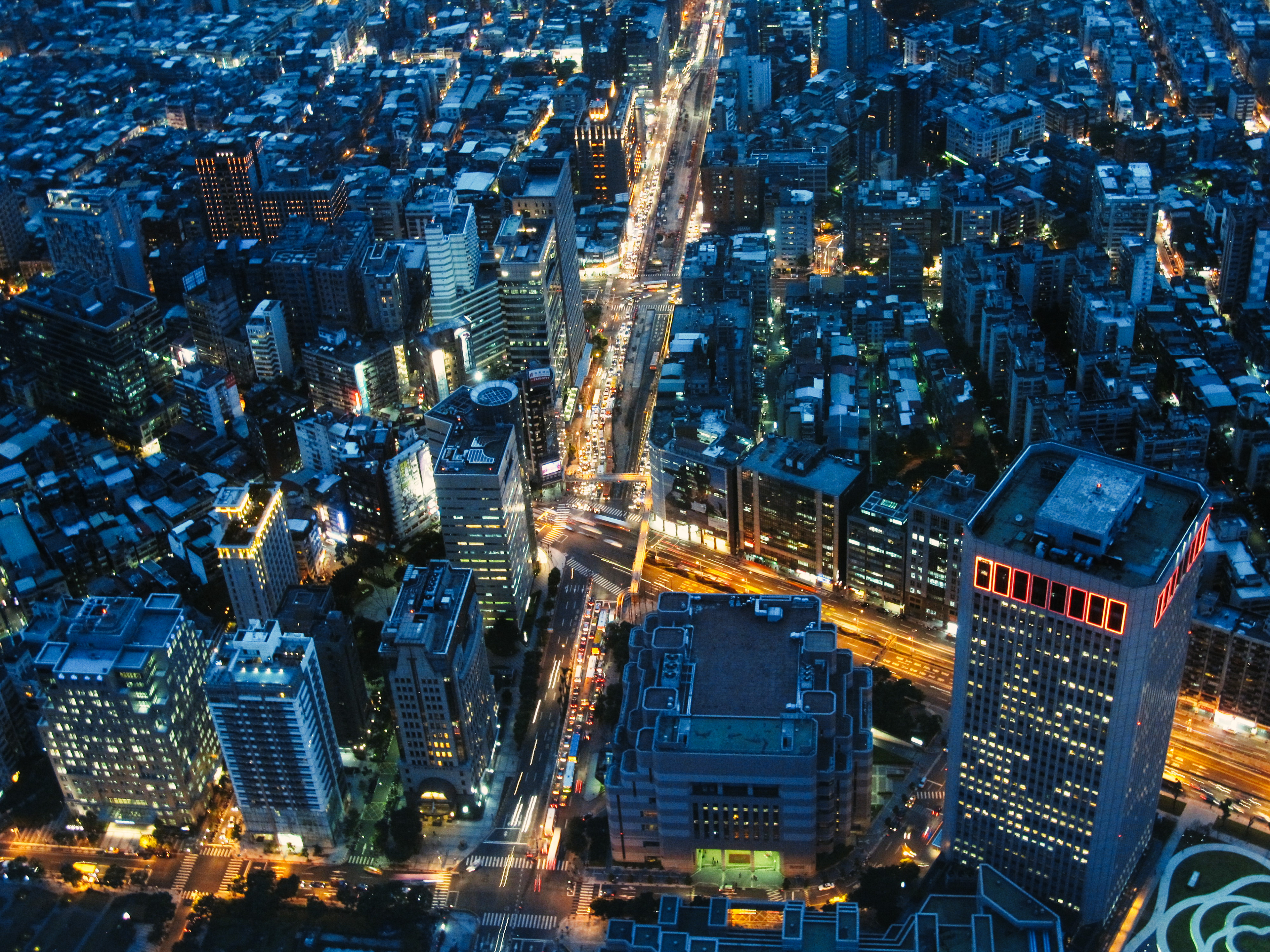 Taipei, Taïwan. Taipei 101 stands 508 meters tall, it had been the tallest building in the world since 2004, until in 2009 when Burj Khalifa was built.