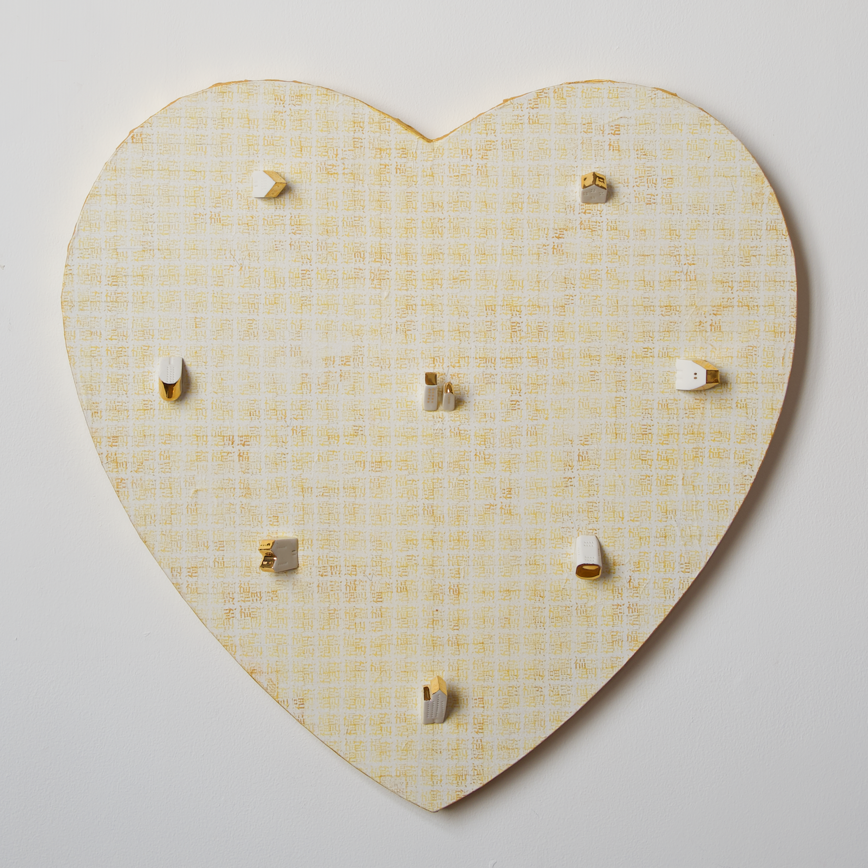 Gleaming Nest: Heart II, Shanghai 2024, porcelain, gold, Chinese seal, ink on Xuan paper, 50×50(cm)