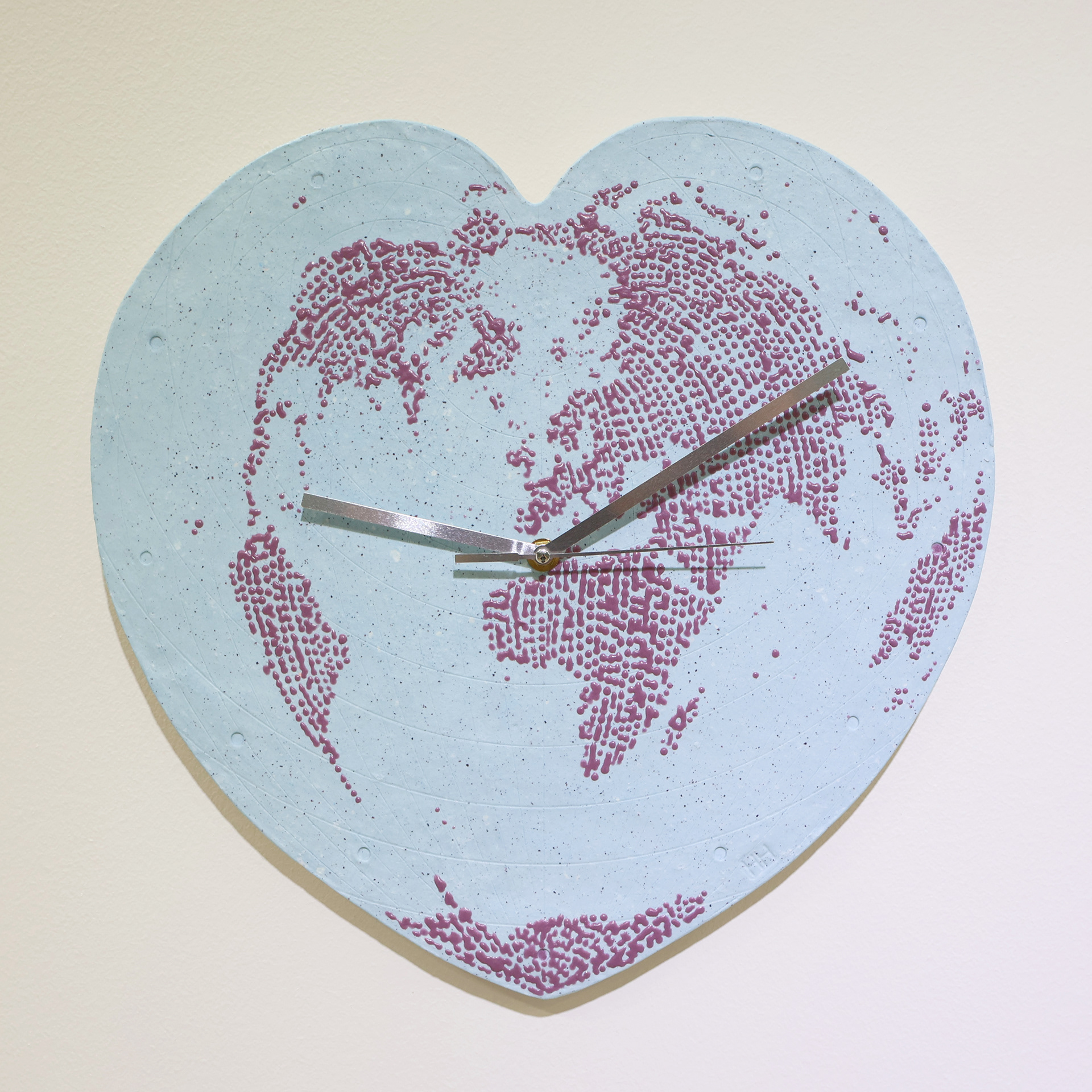 Heart 3, 2023, paperclay, slip, 1250℃ firing, clock movement, 38×38 (cm)