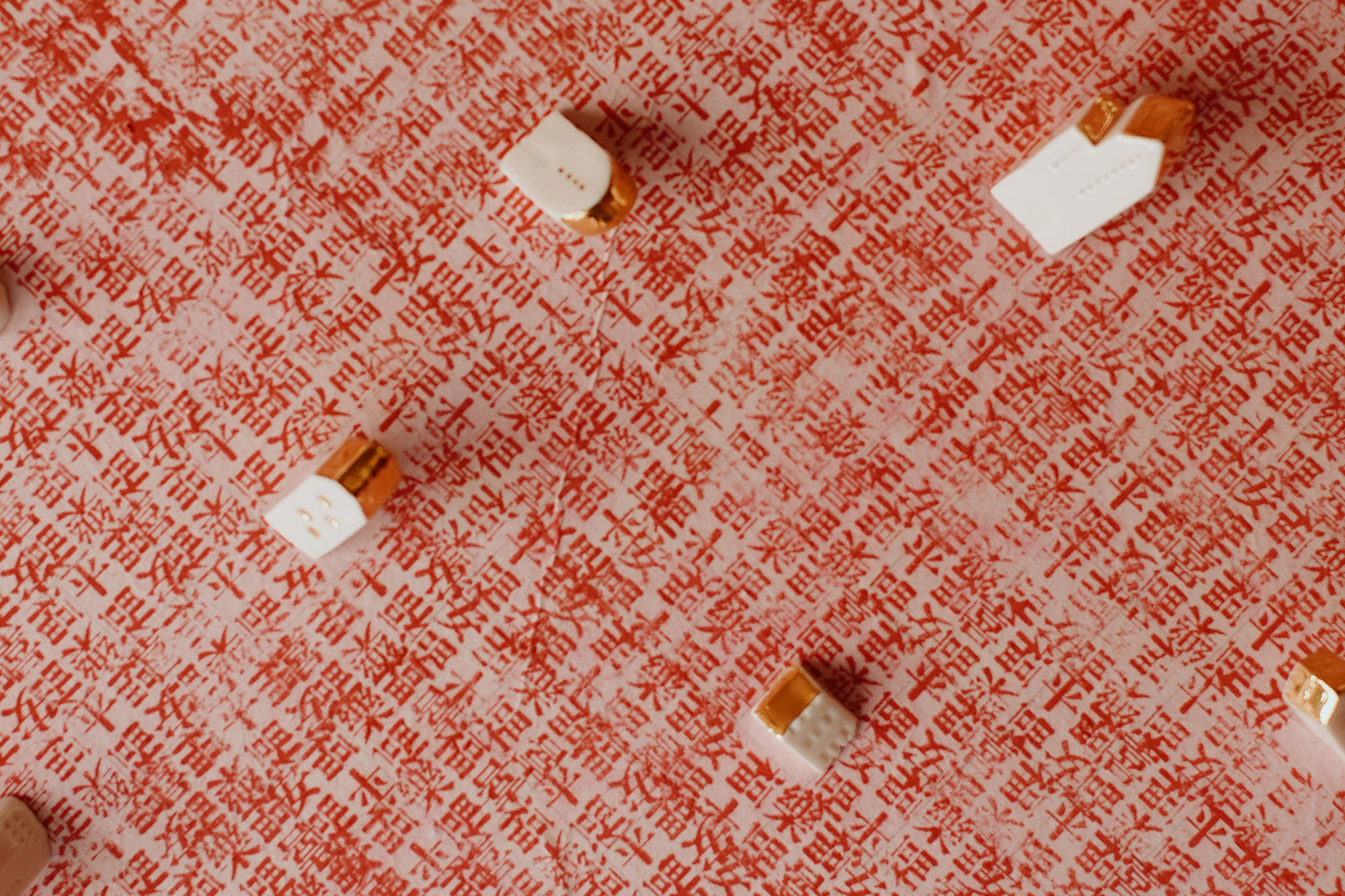 Gleaming Nest IV, Shanghai 2024, porcelain, gold, Chinese seal, ink on Xuan paper, 80×80(cm)