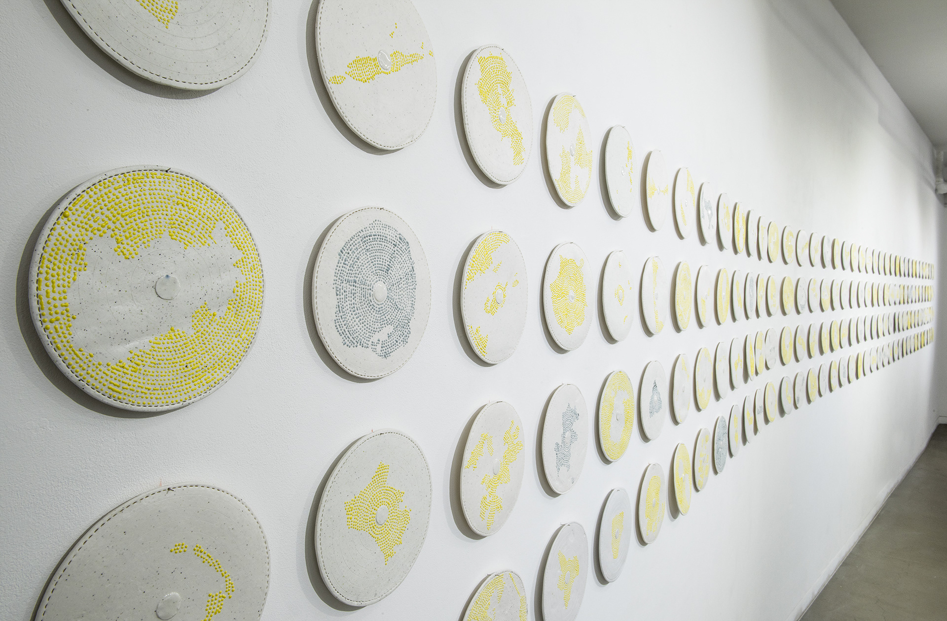 Moon, 2020, paperclay, slip, 1250℃ firing, 850×85 (cm)