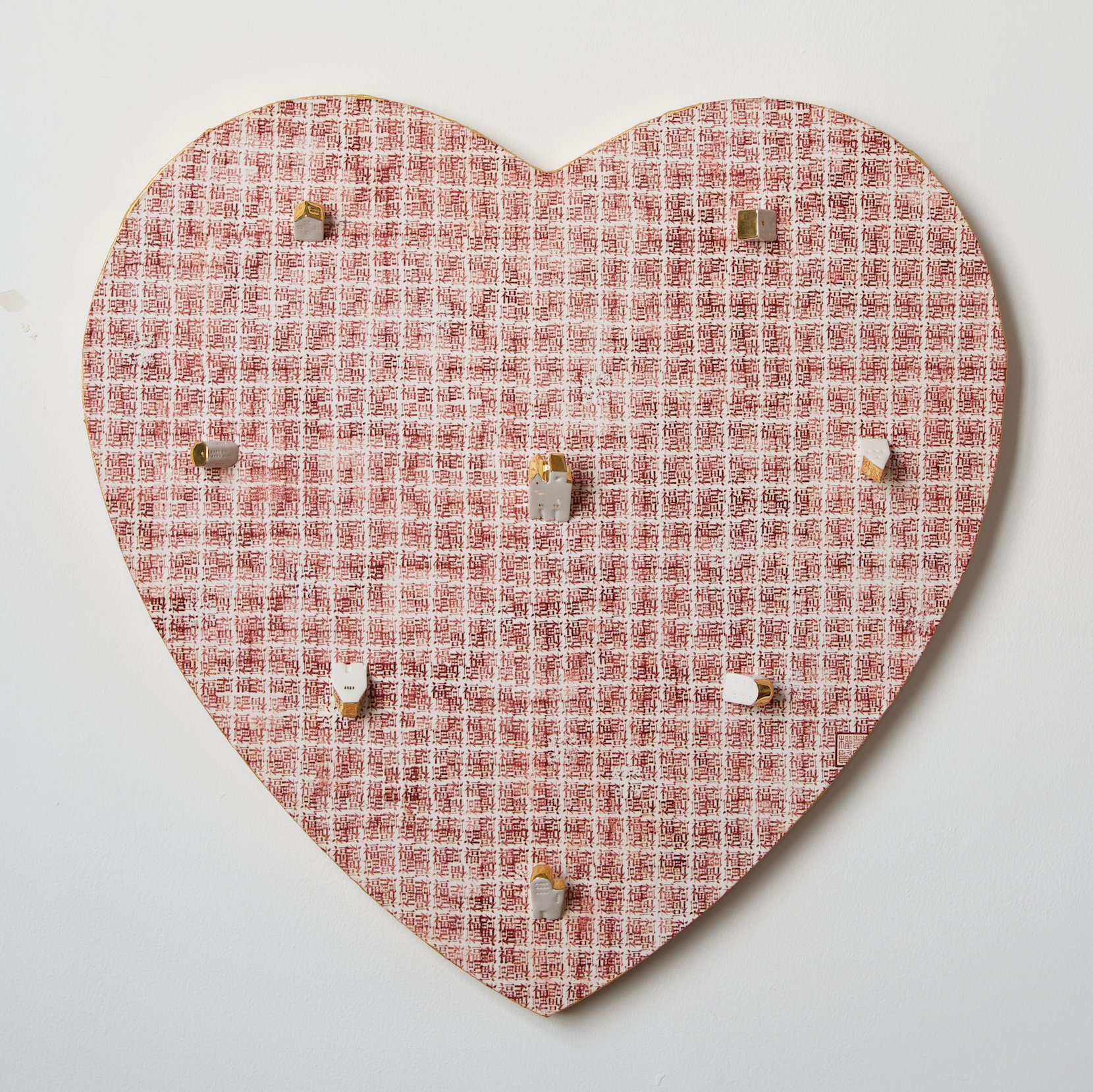 Gleaming Nest: Heart I, Shanghai 2024, porcelain, gold, Chinese seal, ink on Xuan paper, 50×50(cm)