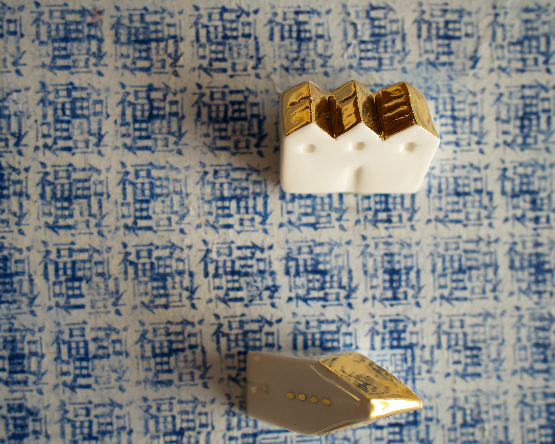 Gleaming Nest III, Shanghai 2024, porcelain, gold, Chinese seal, ink on Xuan paper, 80×80(cm)