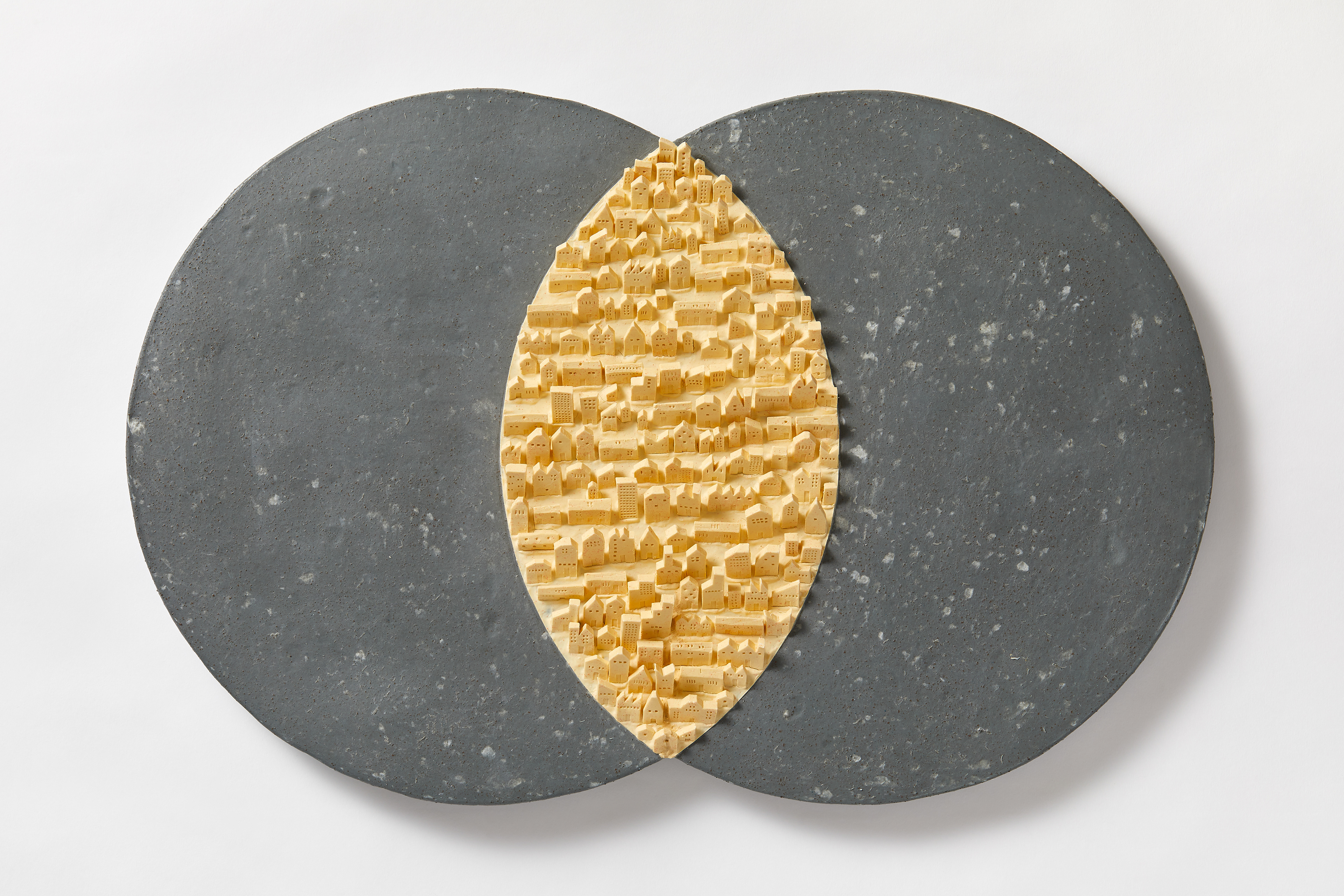 Intersection, 2019, paperclay, slip, 1250℃ firing, 57×38(cm) 